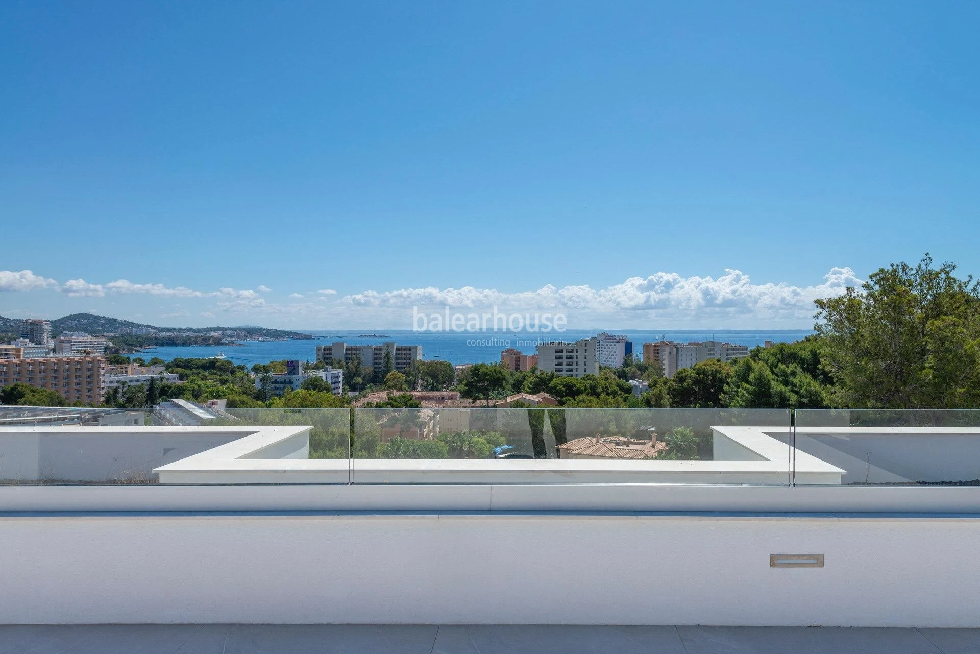 Magnificent new villa with sea views in Palmanova, with a Moderna design, terraces and gardens