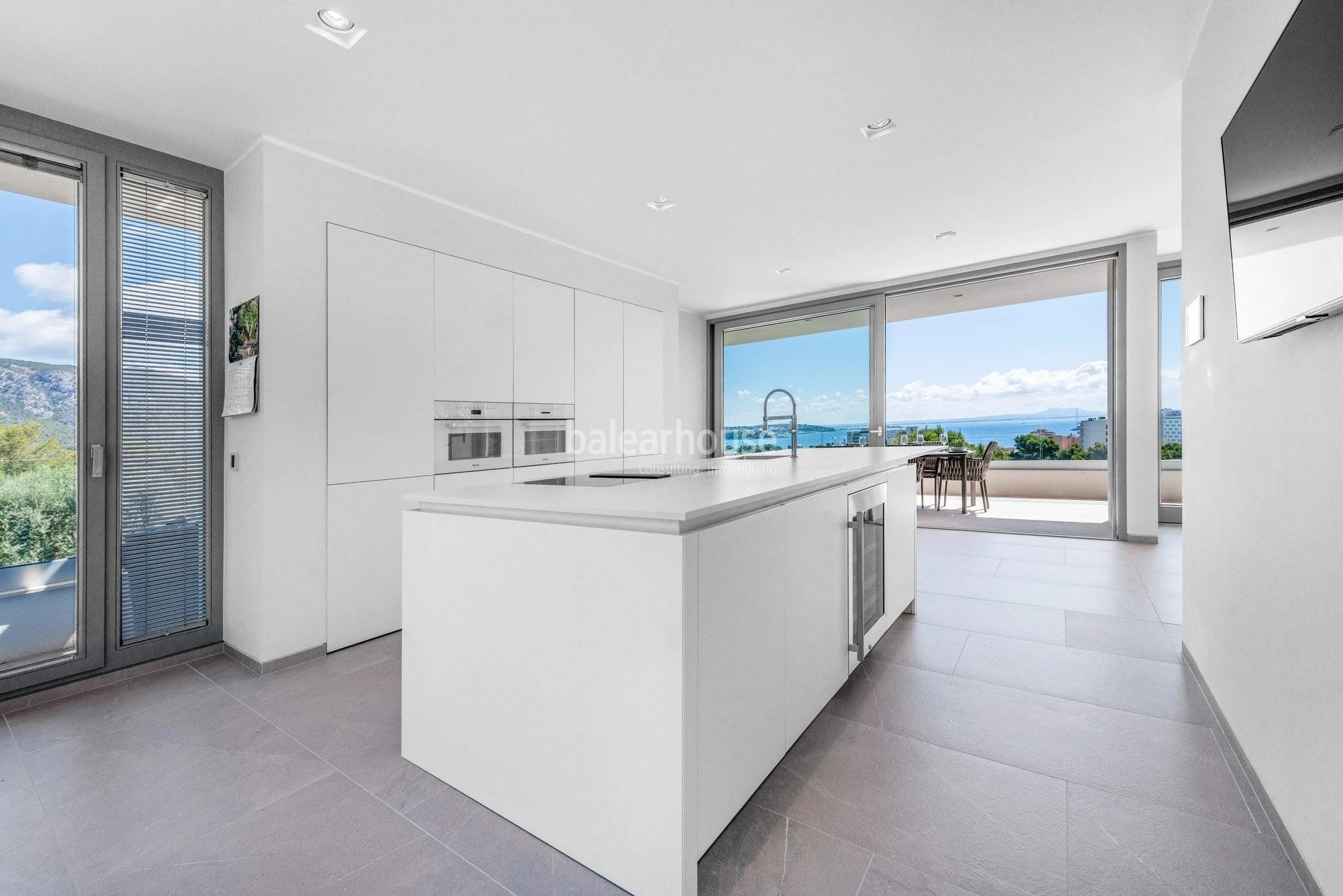 Magnificent new villa with sea views in Palmanova, with a Moderna design, terraces and gardens