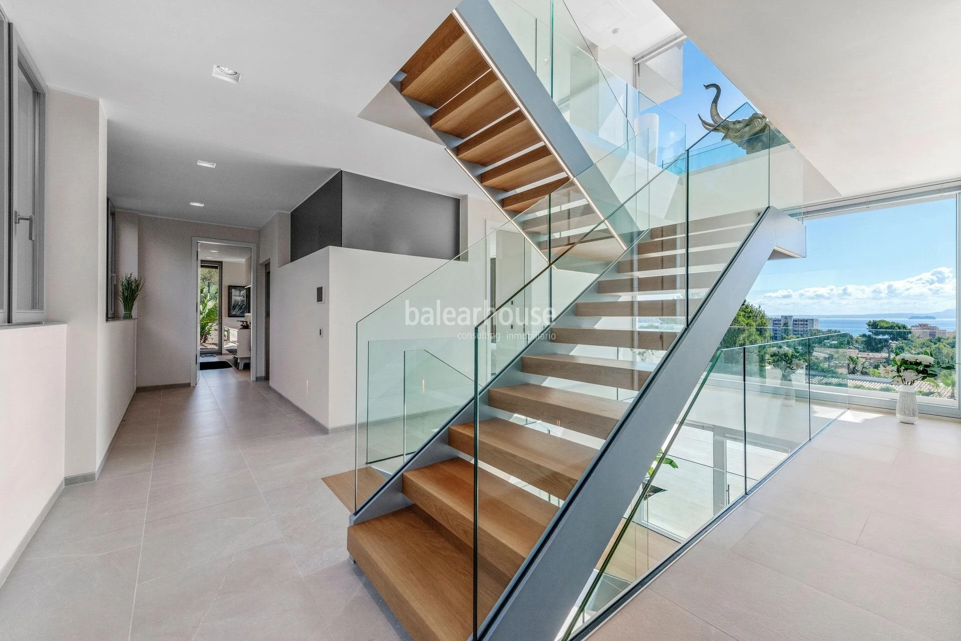 Magnificent new villa with sea views in Palmanova, with a Moderna design, terraces and gardens