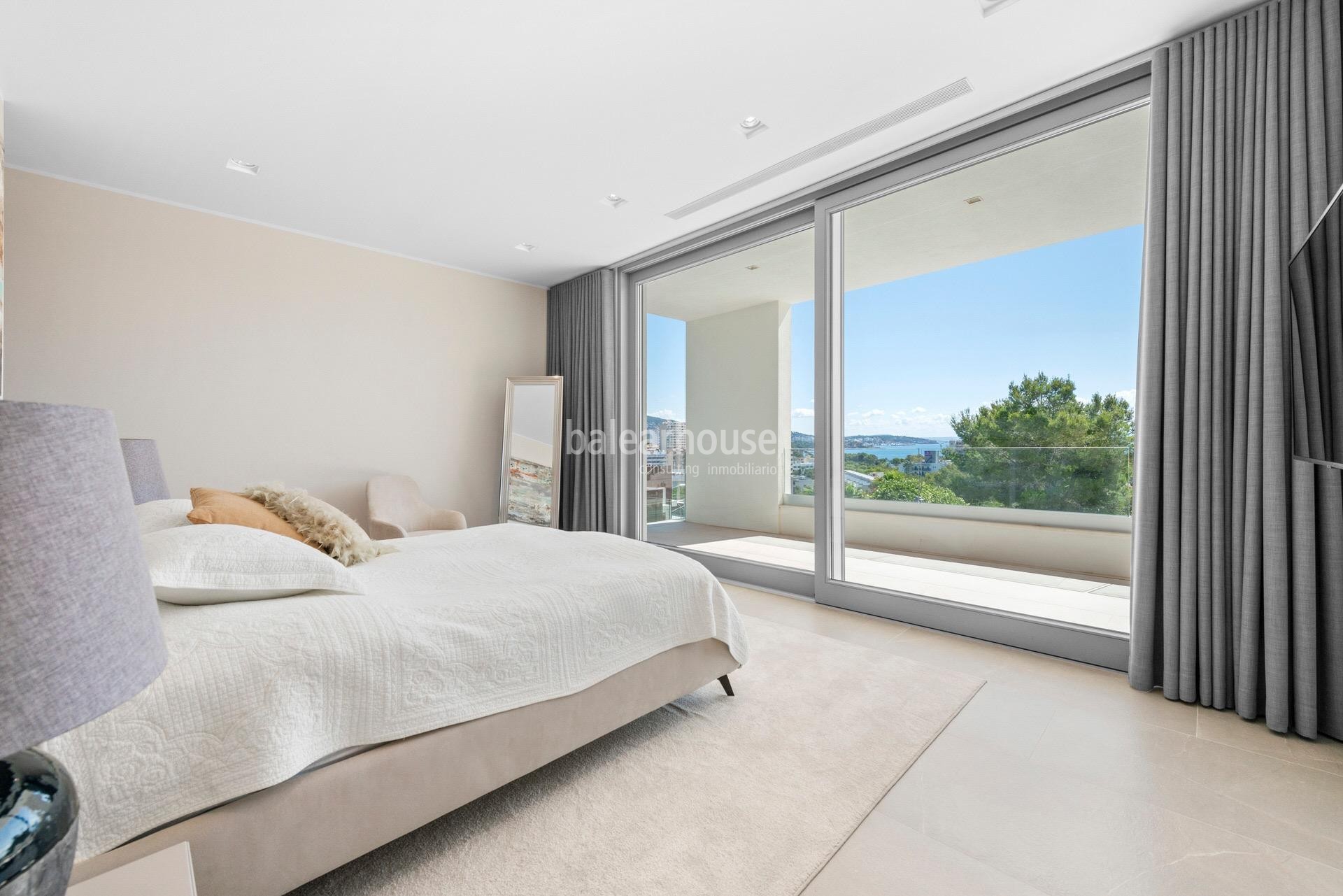 Wunderschöne neue Villa mit Meerblick in Palmanova, mit modernem Design, Terrassen Moderna und Gärte