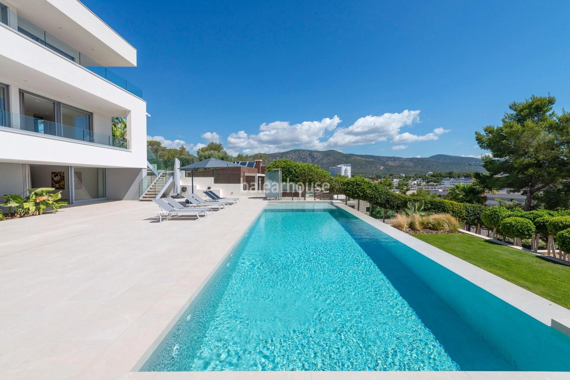 Magnificent new villa with sea views in Palmanova, with a Moderna design, terraces and gardens