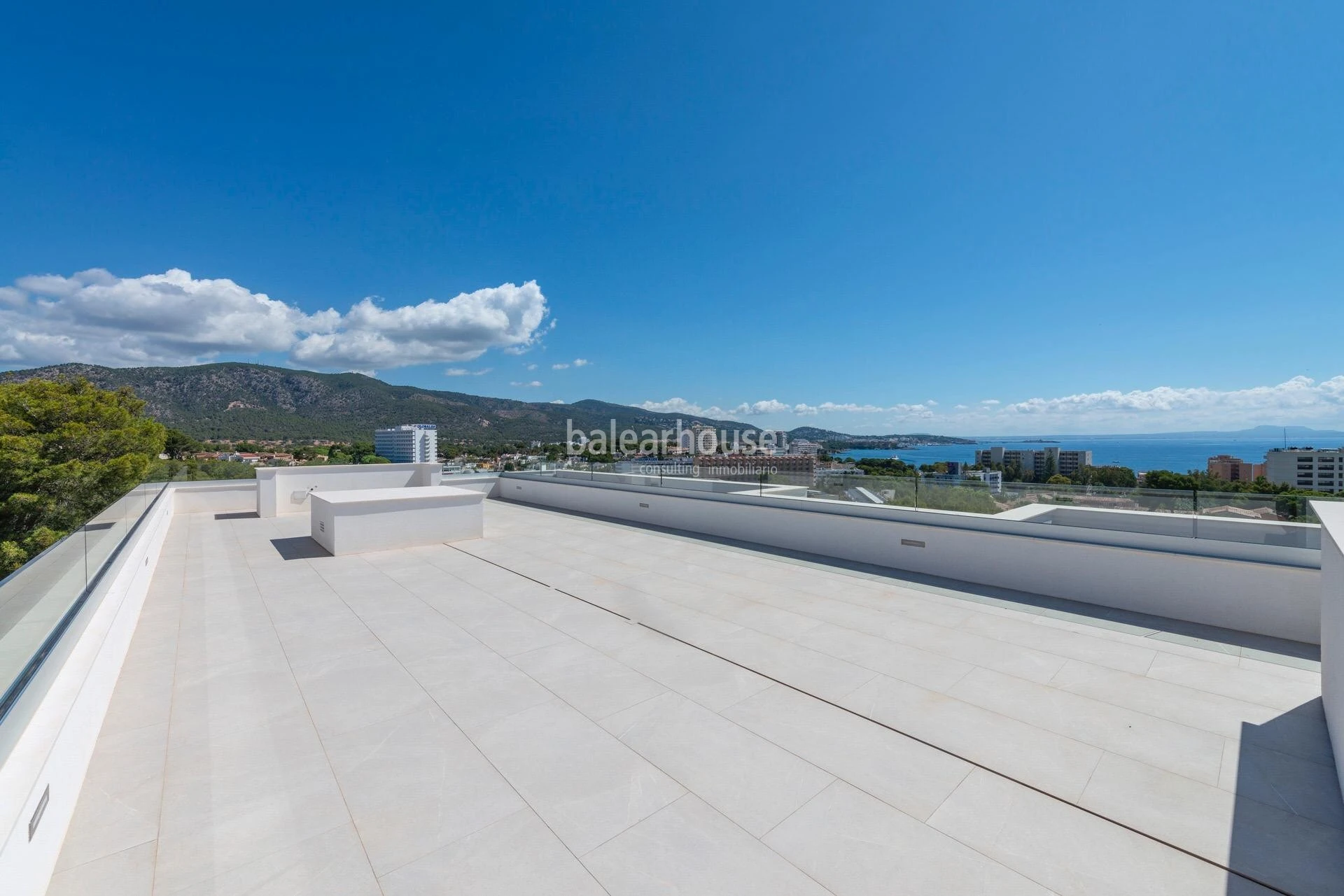 Magnificent new villa with sea views in Palmanova, with a Moderna design, terraces and gardens