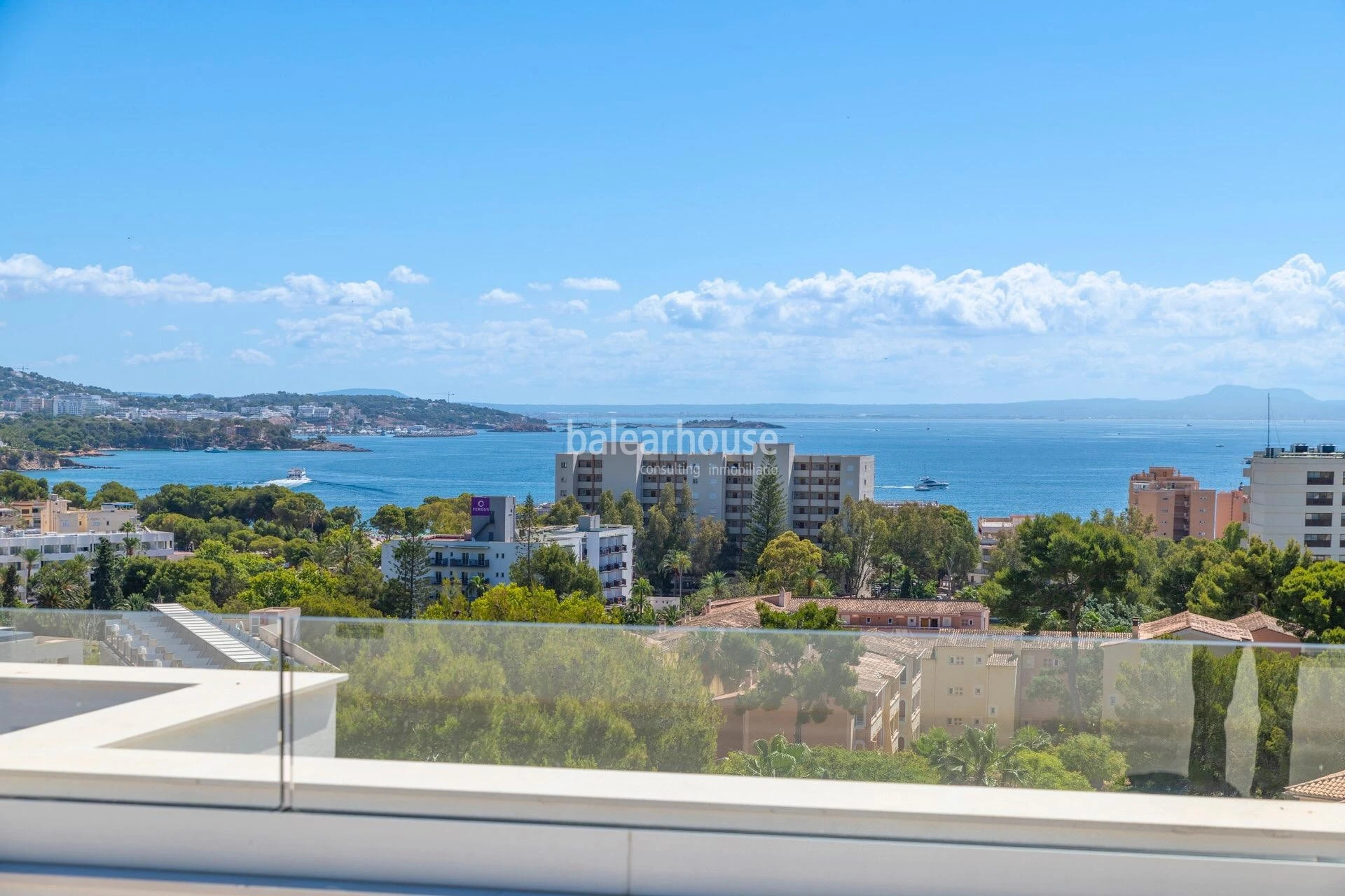 Magnificent new villa with sea views in Palmanova, with a Moderna design, terraces and gardens