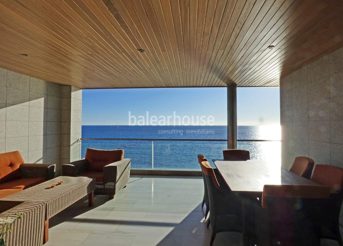 Diseño y calidad visten cada espacio de este apartamento con el mar en primera línea