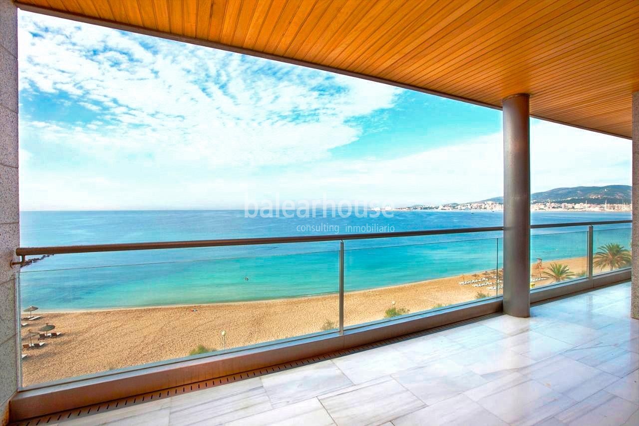 Diseño y calidad visten cada espacio de este apartamento con el mar en primera línea