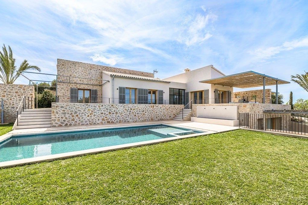 Impecable finca de obra nueva con un diseño moderno, terrazas, gran piscina y vistas despejadas cerca de playas