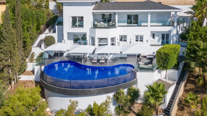 Impeccable villa with terraces and magnificent sea views in the exclusive area of Bendinat