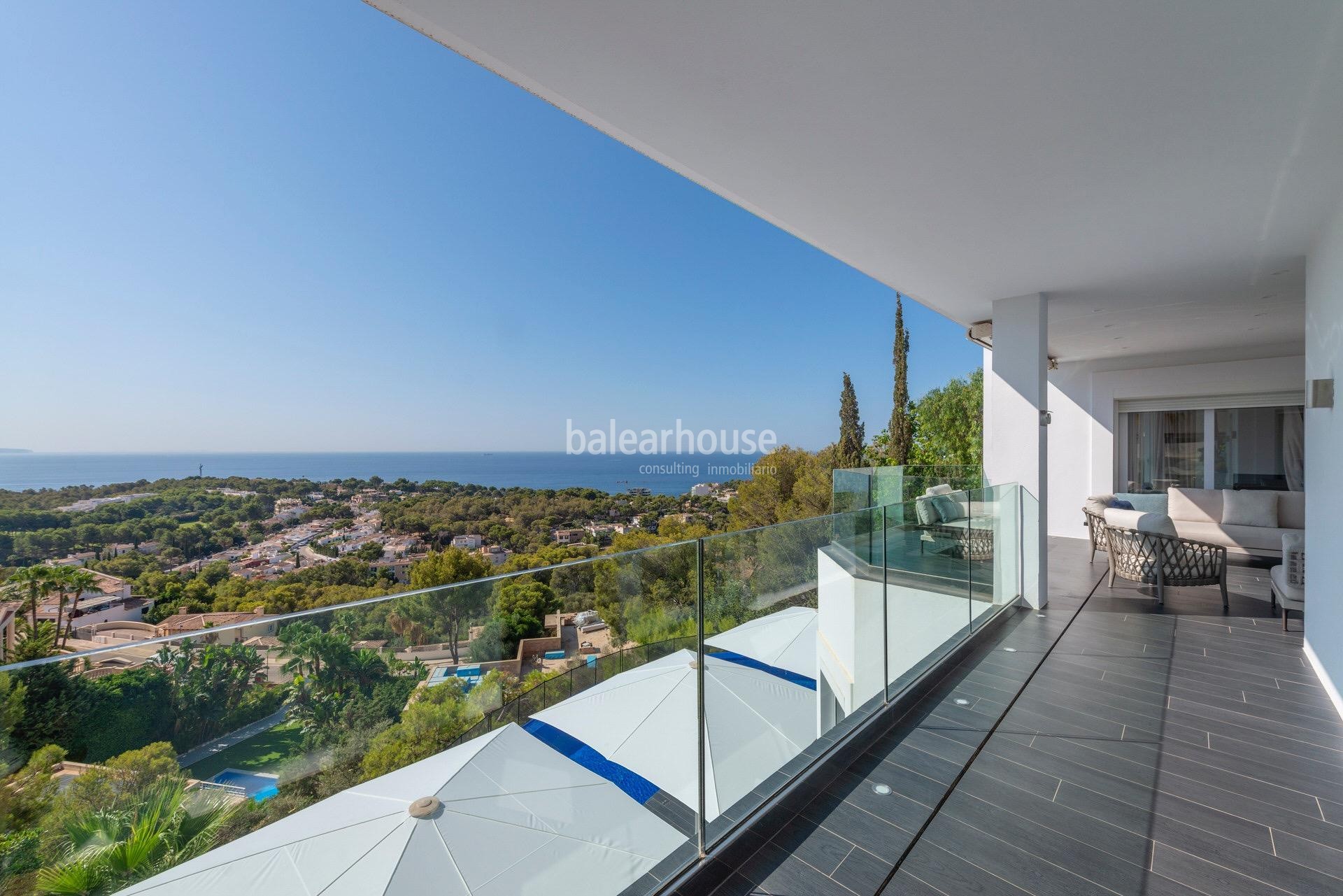 Impecable y elegante villa con terrazas y magníficas vistas al mar en la exclusiva zona de Bendinat