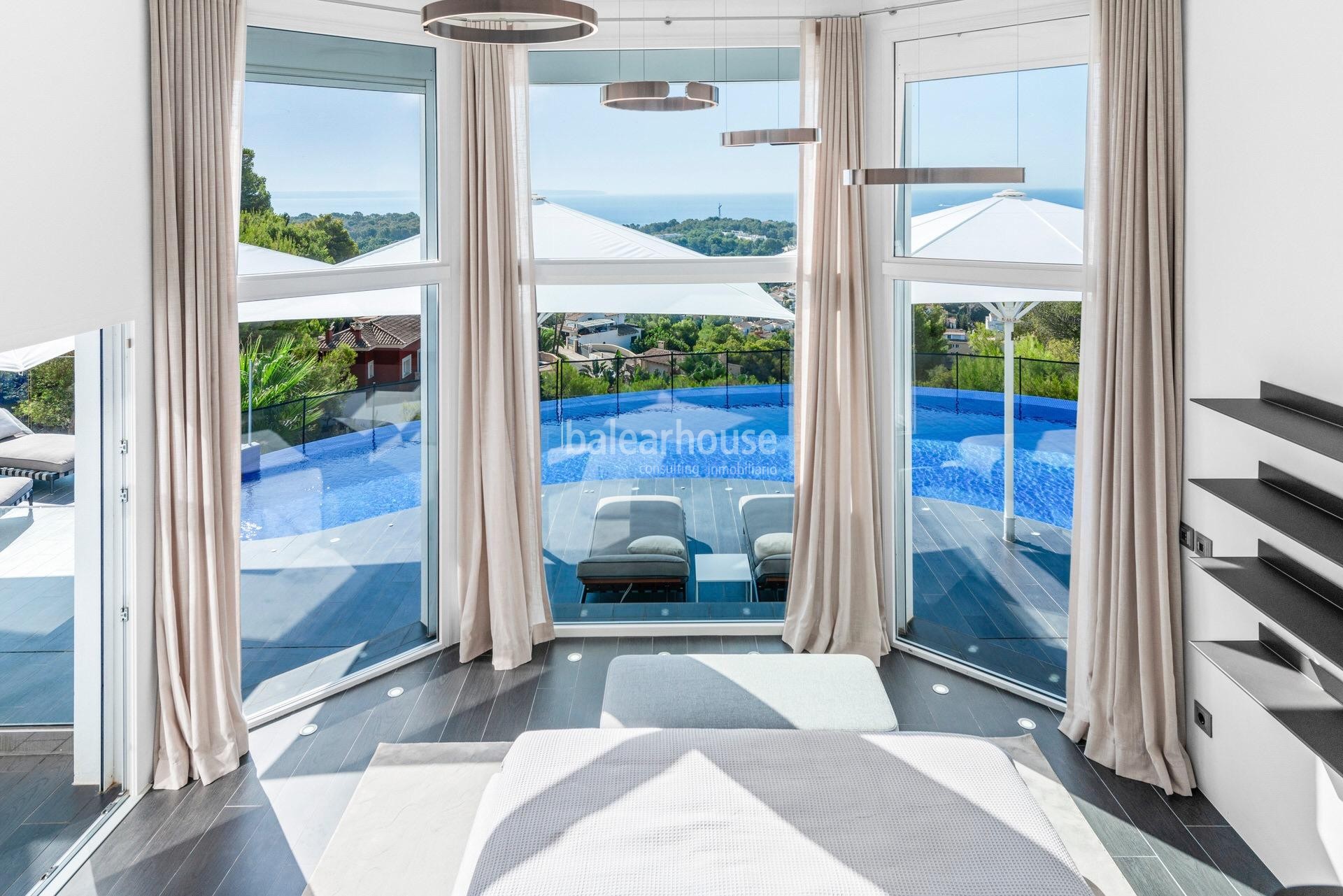 Impecable y elegante villa con terrazas y magníficas vistas al mar en la exclusiva zona de Bendinat