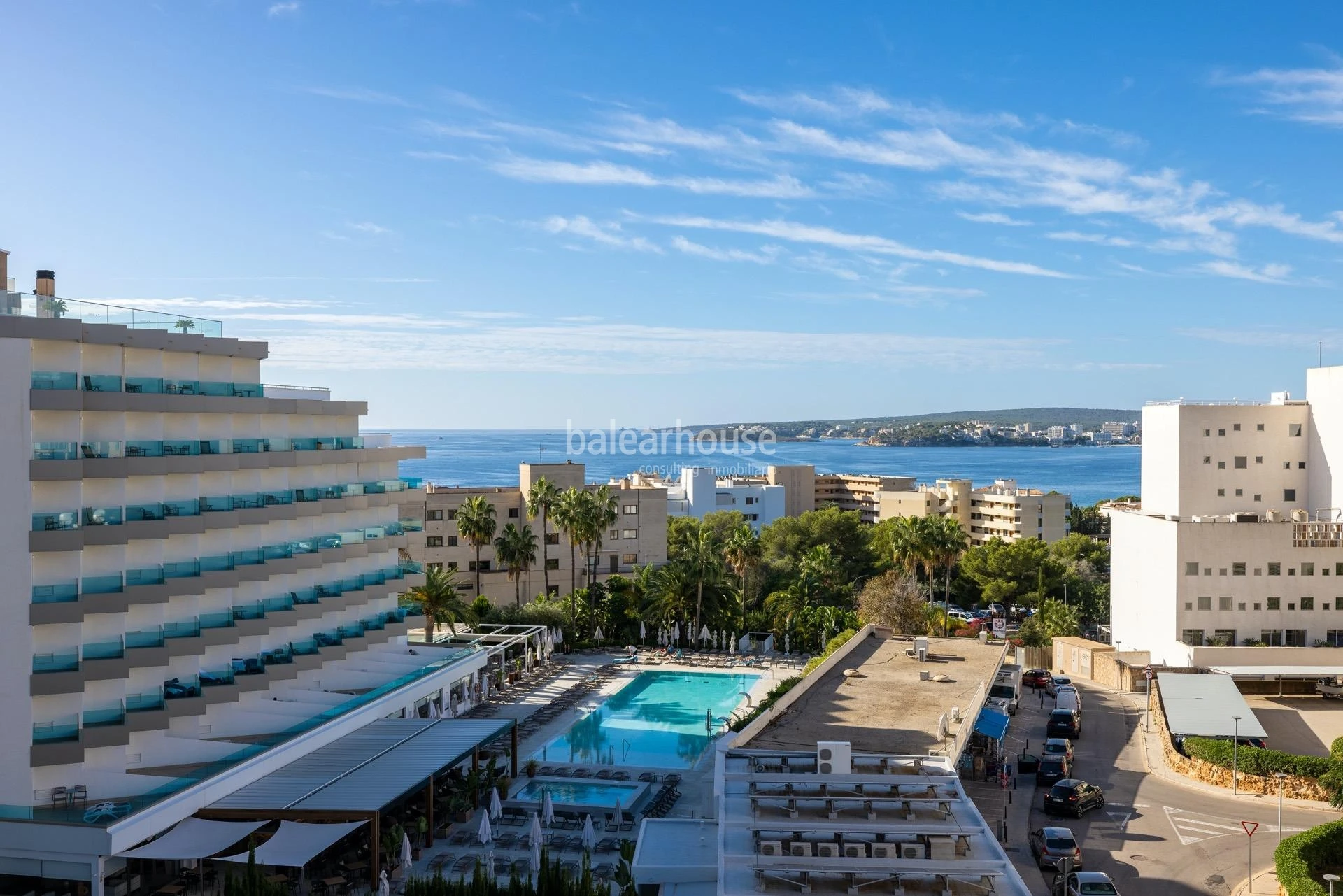 Preciosas vistas al mar y a Puerto Portals desde este piso reformado con altas calidades