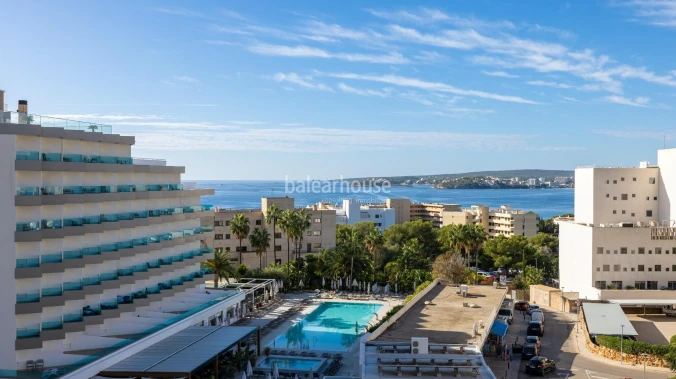 Atemberaubender Meerblick und Panoramablick auf Puerto Portals von dieser exquisit renovierten Wohnung mit Premium-Ausstattung