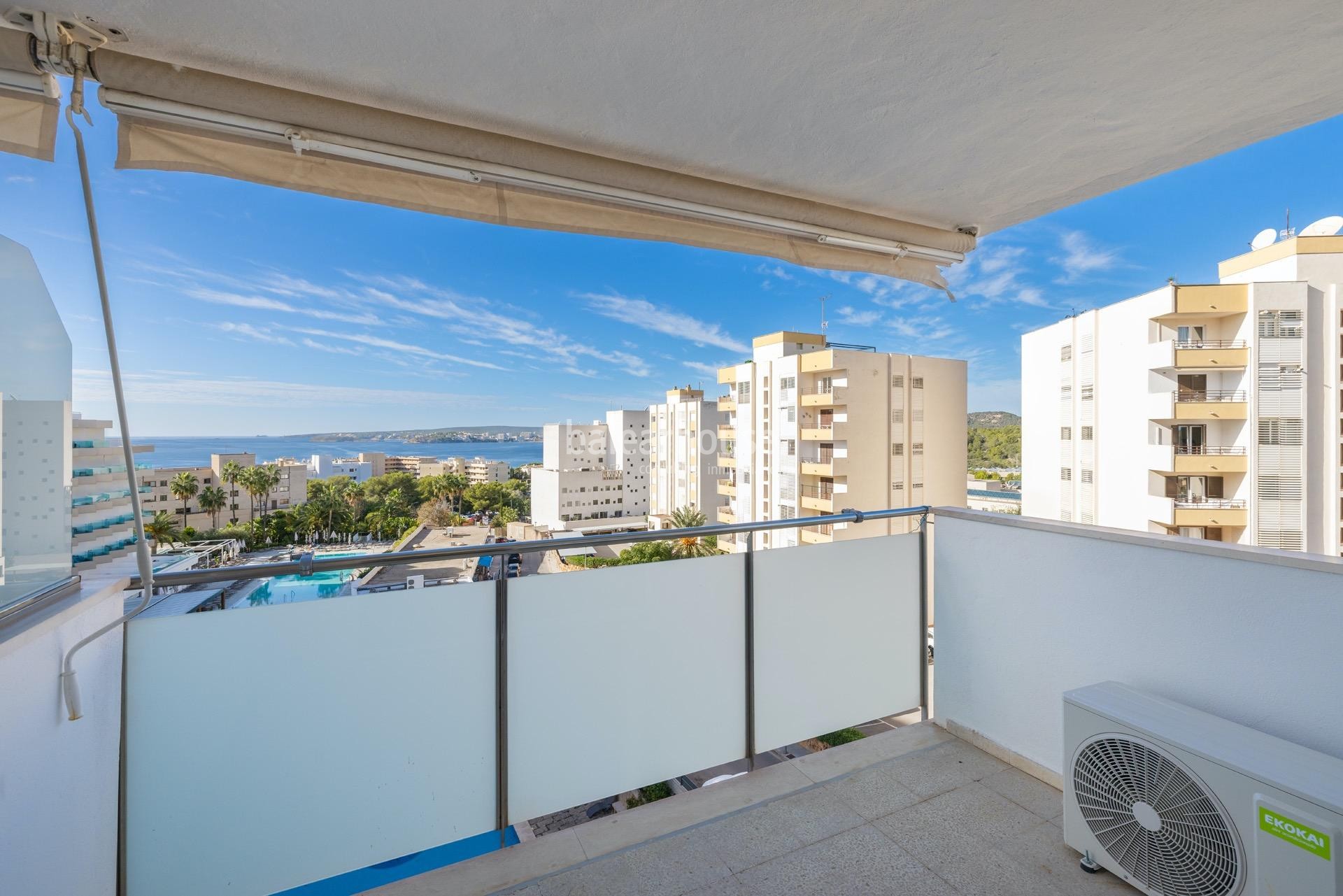 Atemberaubender Meerblick und Panoramablick auf Puerto Portals von dieser exquisit renovierten Wohnung mit Premium-Ausstattung