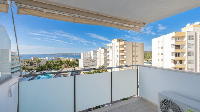 Atemberaubender Meerblick und Panoramablick auf Puerto Portals von dieser exquisit renovierten Wohnung mit Premium-Ausstattung