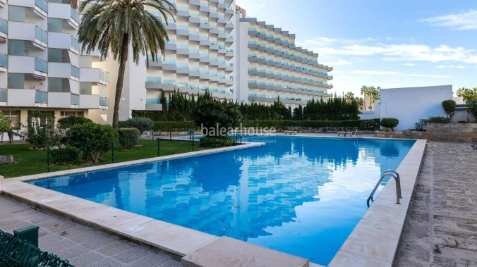 Atemberaubender Meerblick und Panoramablick auf Puerto Portals von dieser exquisit renovierten Wohnung mit Premium-Ausstattung