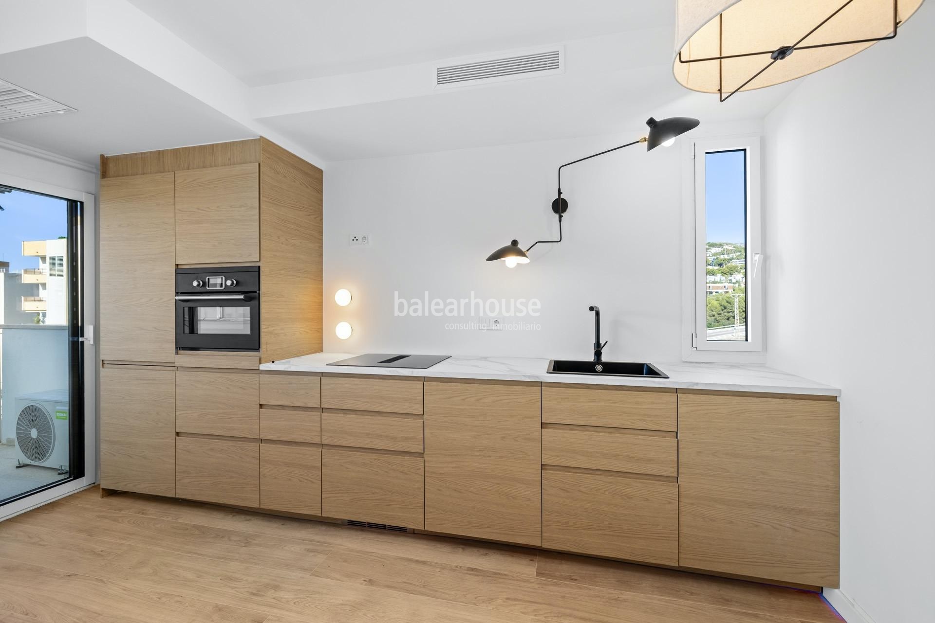 Atemberaubender Meerblick und Panoramablick auf Puerto Portals von dieser exquisit renovierten Wohnung mit Premium-Ausstattung