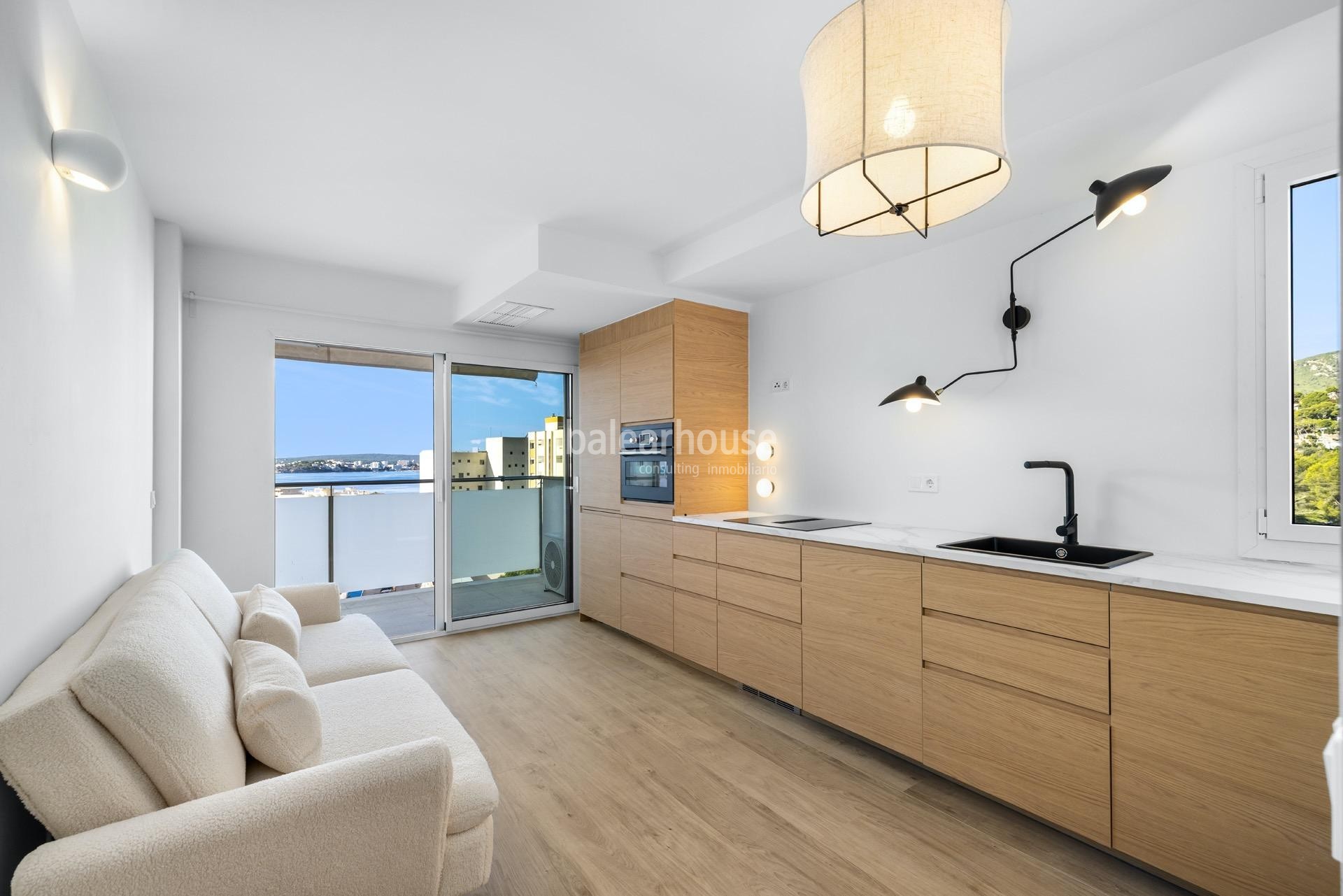 Atemberaubender Meerblick und Panoramablick auf Puerto Portals von dieser exquisit renovierten Wohnung mit Premium-Ausstattung