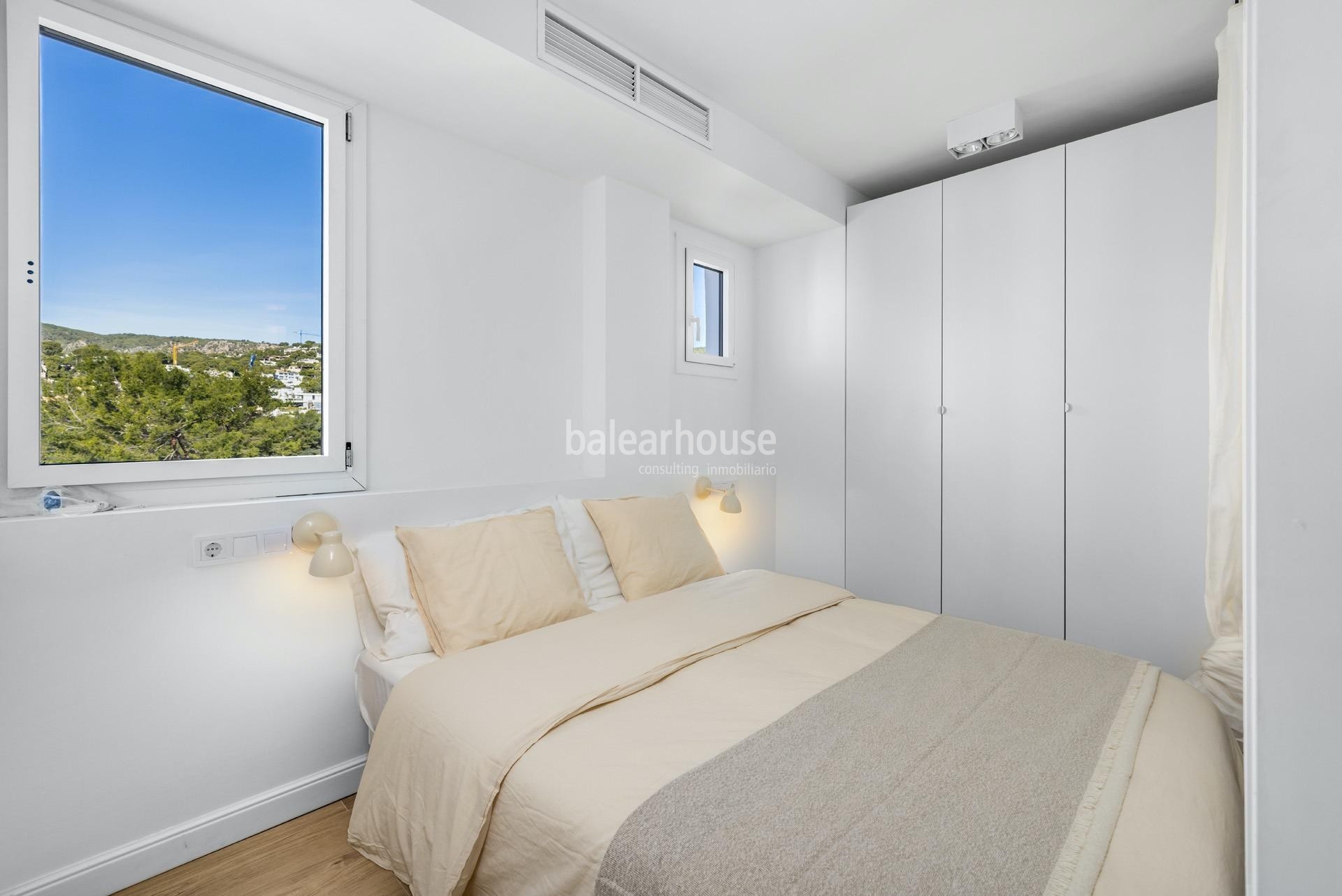 Atemberaubender Meerblick und Panoramablick auf Puerto Portals von dieser exquisit renovierten Wohnung mit Premium-Ausstattung