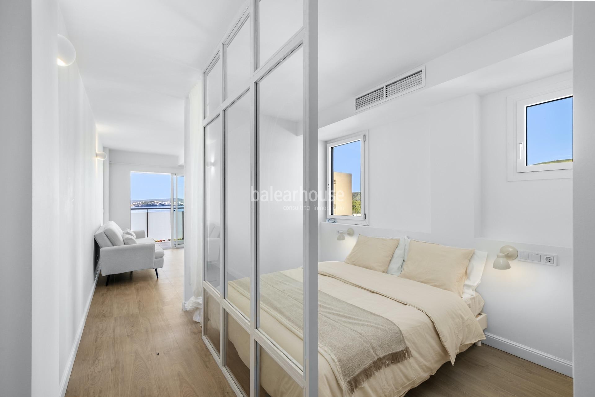 Atemberaubender Meerblick und Panoramablick auf Puerto Portals von dieser exquisit renovierten Wohnung mit Premium-Ausstattung