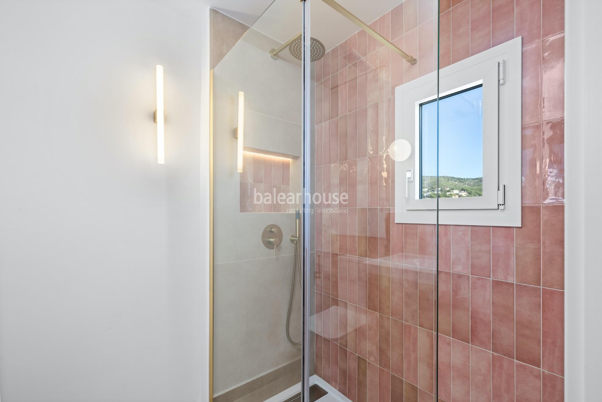 Atemberaubender Meerblick und Panoramablick auf Puerto Portals von dieser exquisit renovierten Wohnung mit Premium-Ausstattung