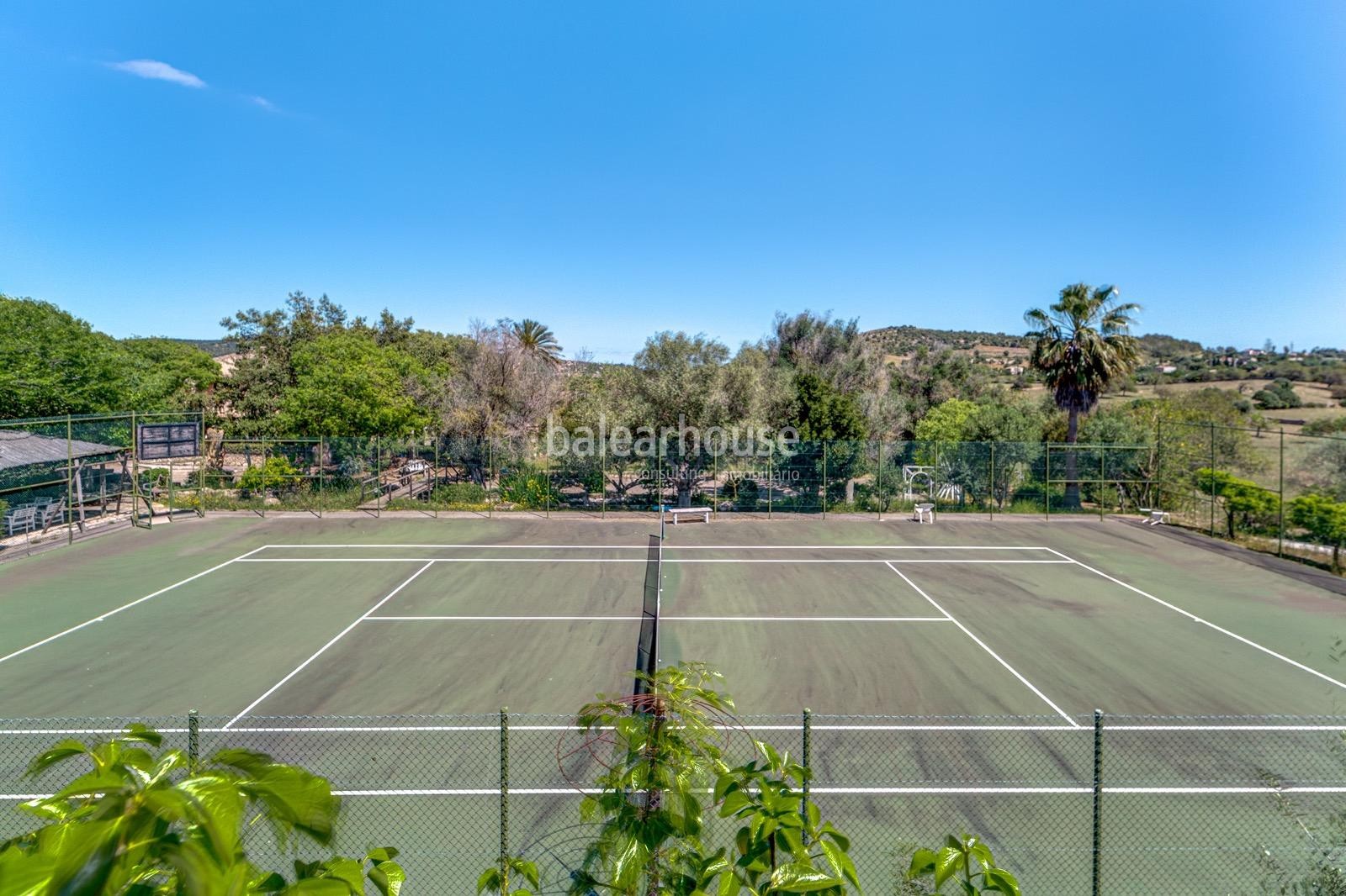 Gran finca dentro de un extenso terreno con increíbles espacios exteriores y muy cerca de playas.