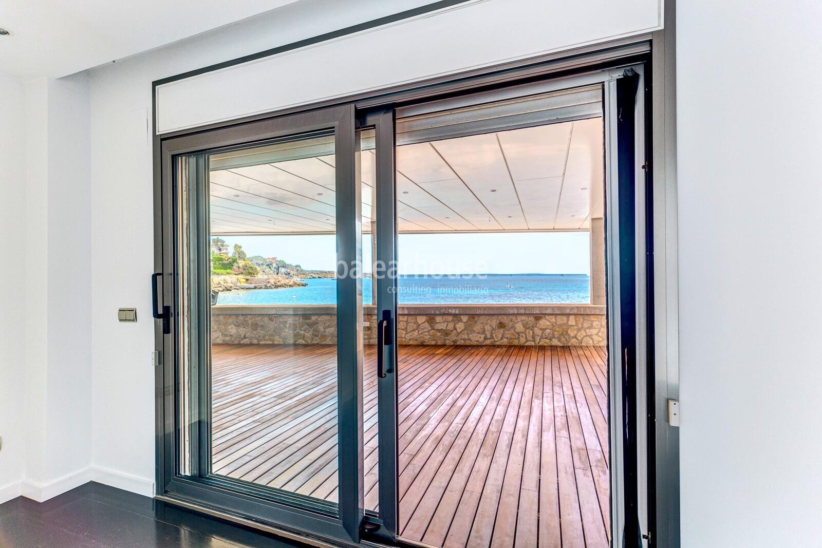 Exklusive Immobilie direkt am Meer mit großer Terrasse und direktem, privatem Zugang zum Meer.