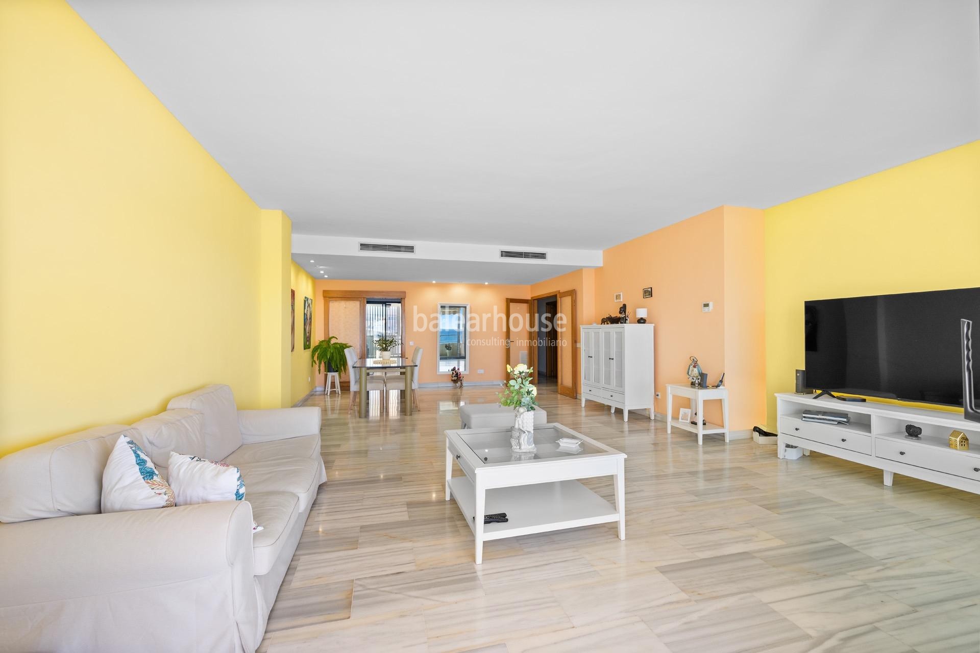 Fabuloso piso en primera línea de playa del Portixol con impresionantes vistas al mar y a toda la bahía de Palma