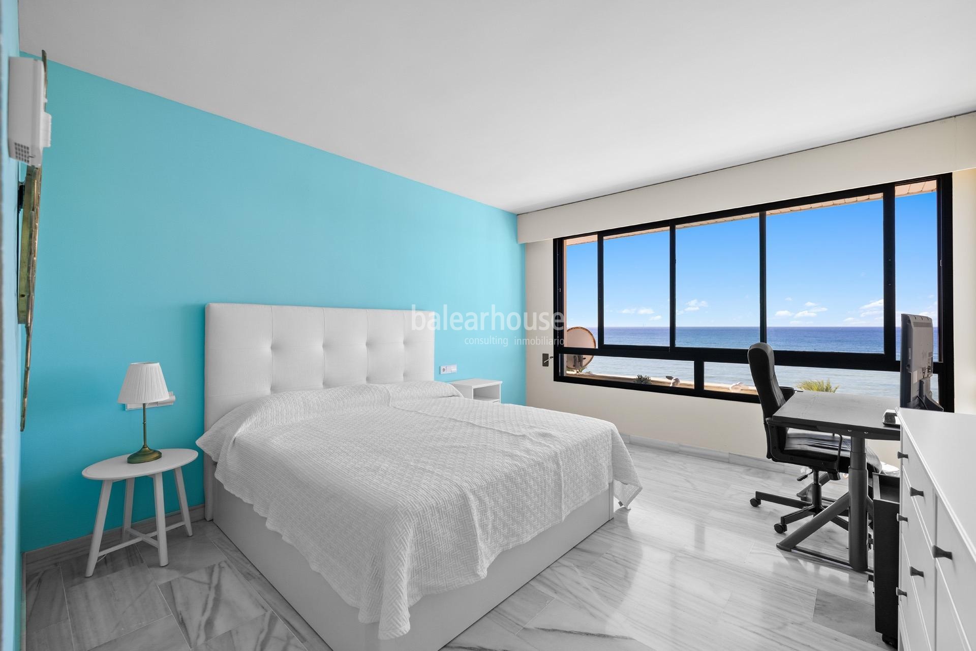 Fabuloso piso en primera línea de playa del Portixol con impresionantes vistas al mar y a toda la bahía de Palma