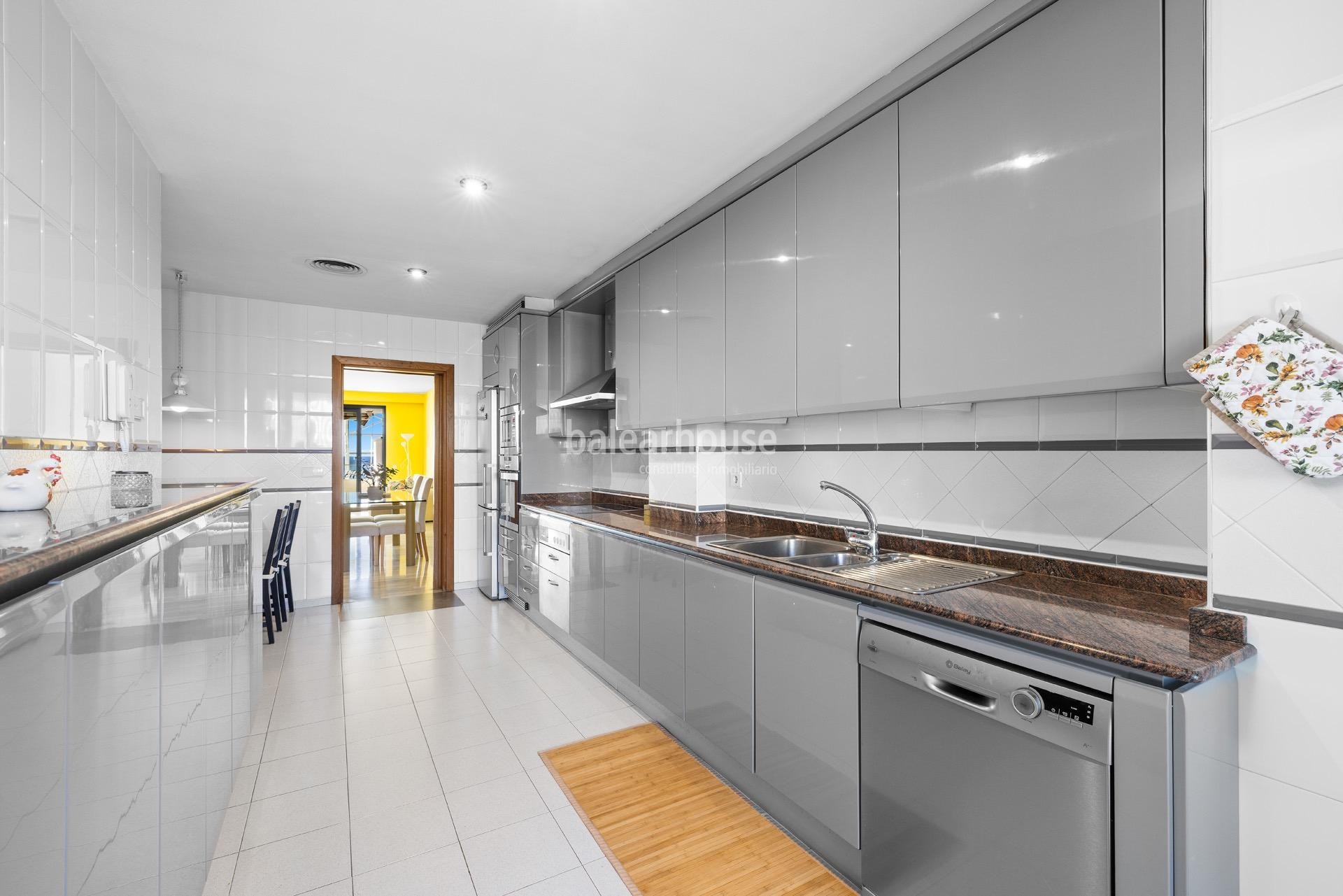 Fabuloso piso en primera línea de playa del Portixol con impresionantes vistas al mar y a toda la bahía de Palma