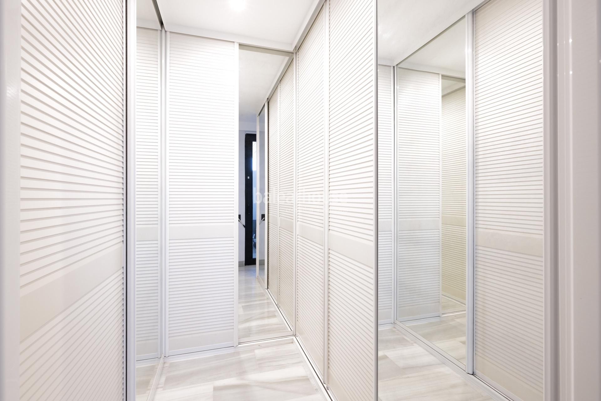 Fabuloso piso en primera línea de playa del Portixol con impresionantes vistas al mar y a toda la bahía de Palma