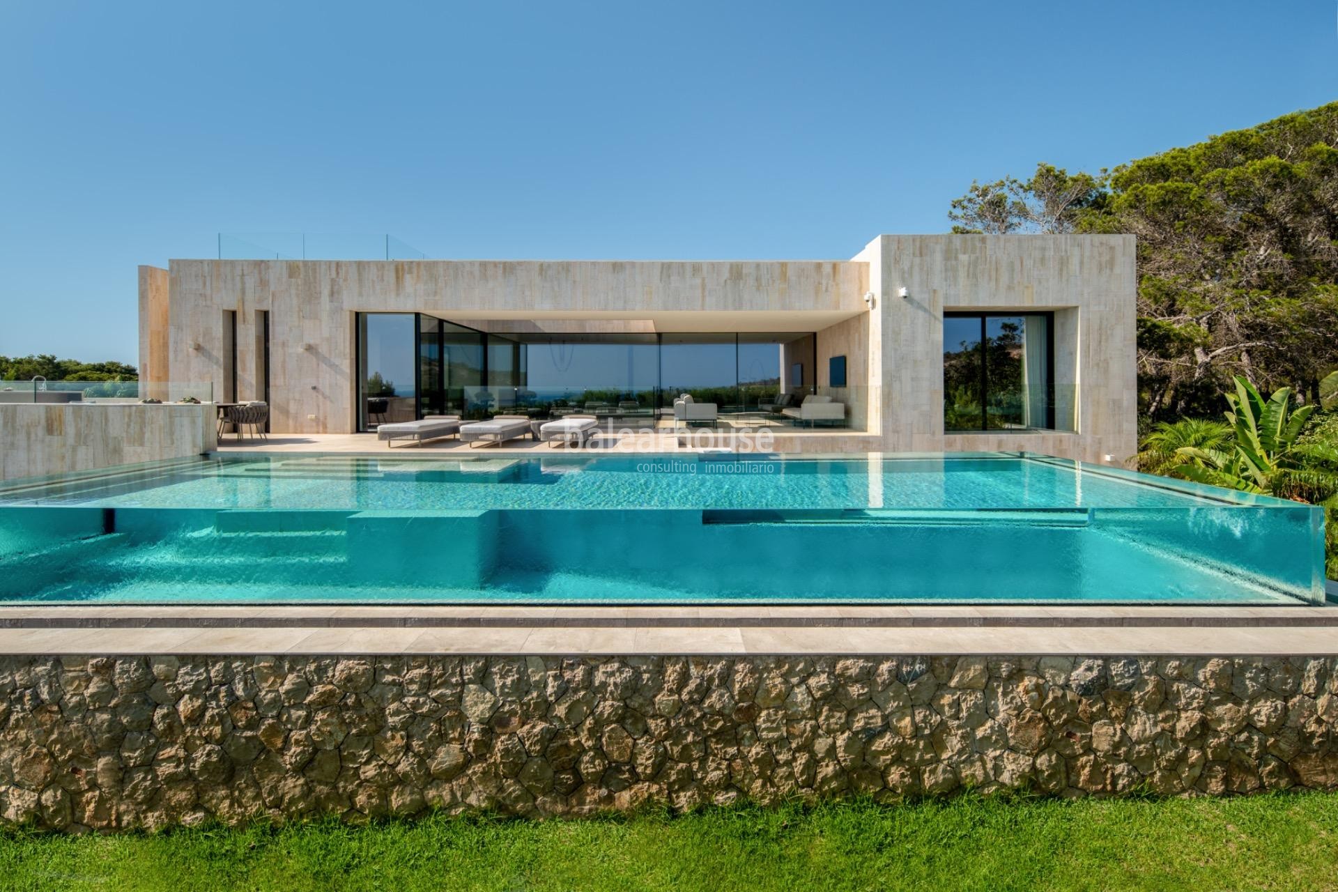 Elegante, moderne Villa mit großzügigen Terrassen und atemberaubendem Meerblick in Port Adriano