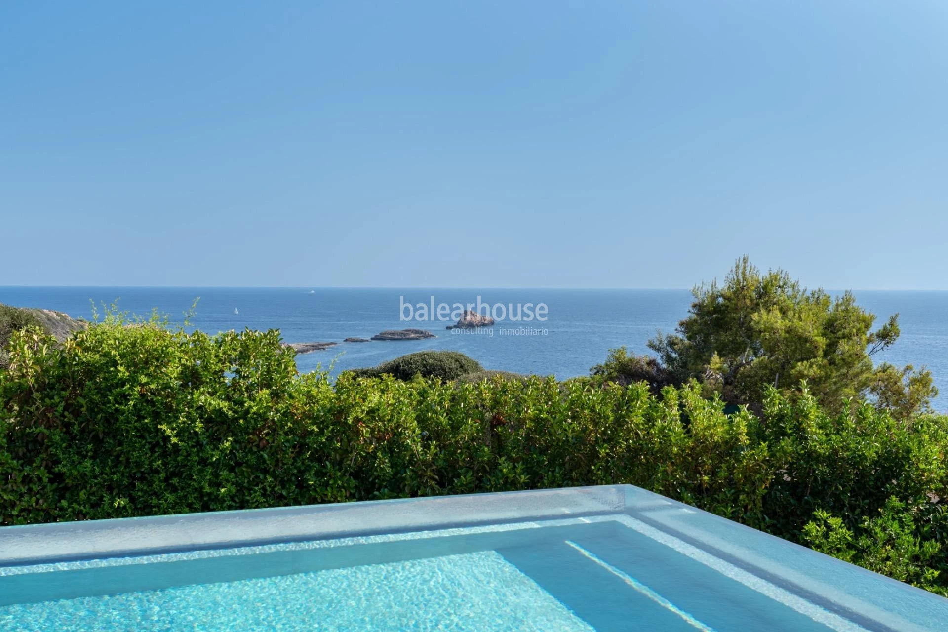 Elegante villa contemporánea con grandes espacios exteriores y fabulosas vistas al mar junto a Port Adriano