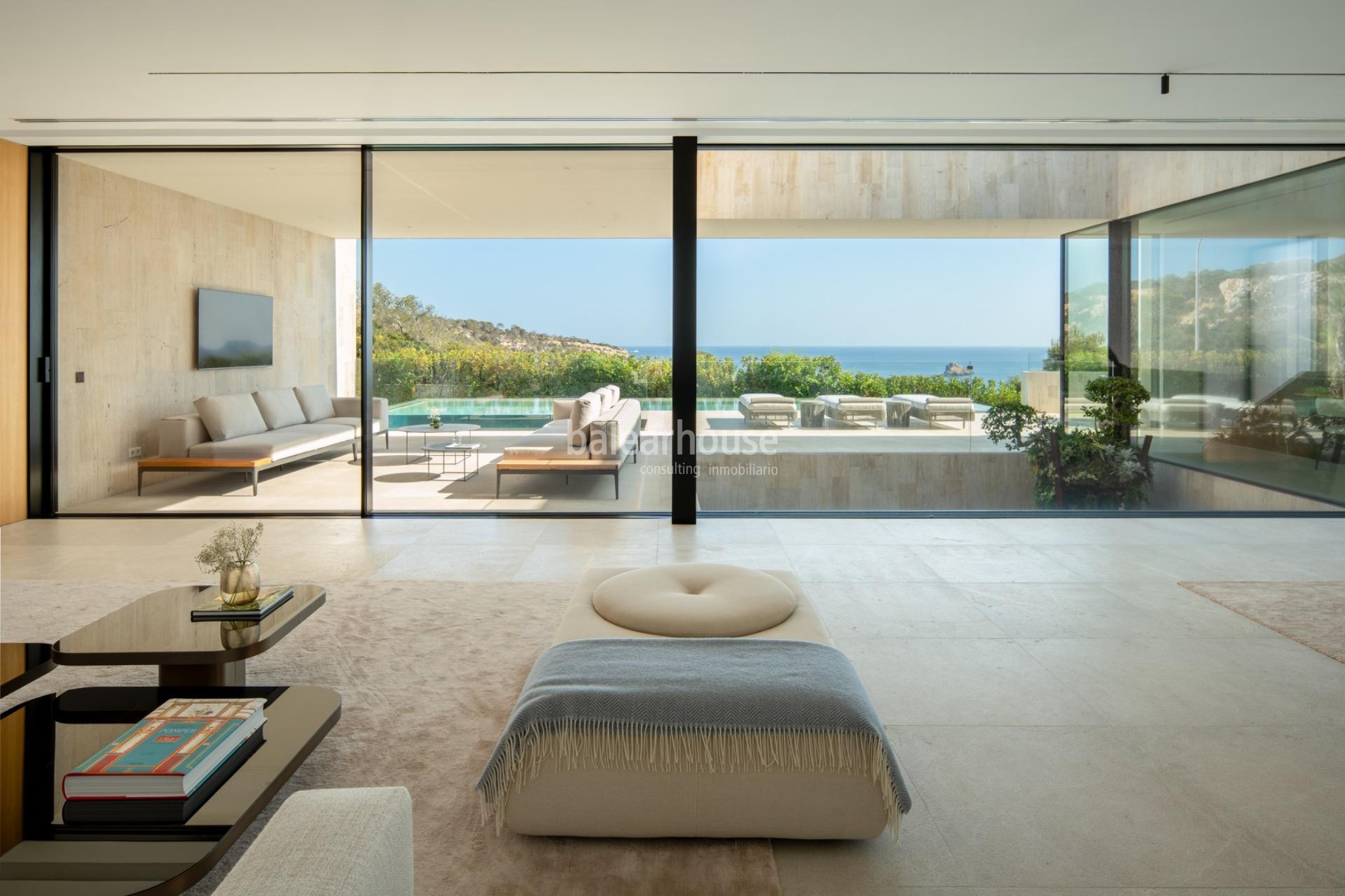 Elegante, moderne Villa mit großzügigen Terrassen und atemberaubendem Meerblick in Port Adriano