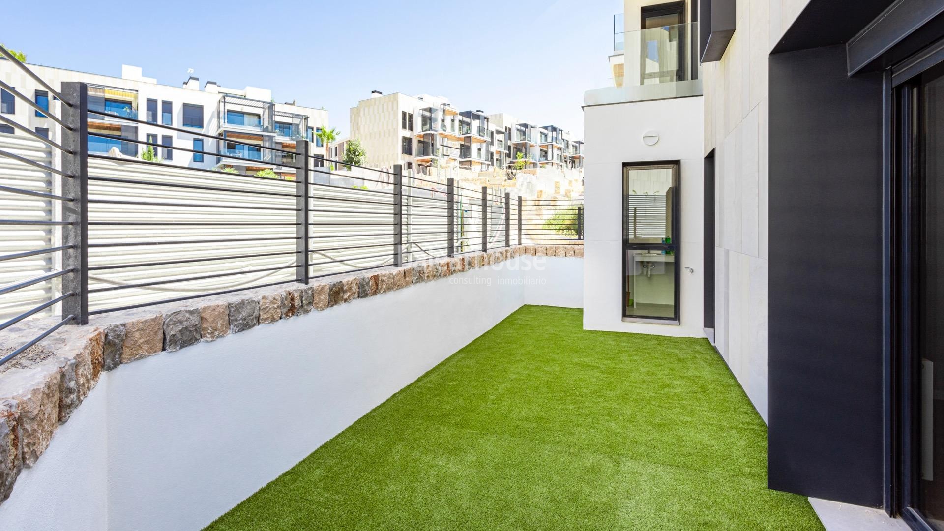 Excellent ground floor  next to the golf course, with terrace and private garden