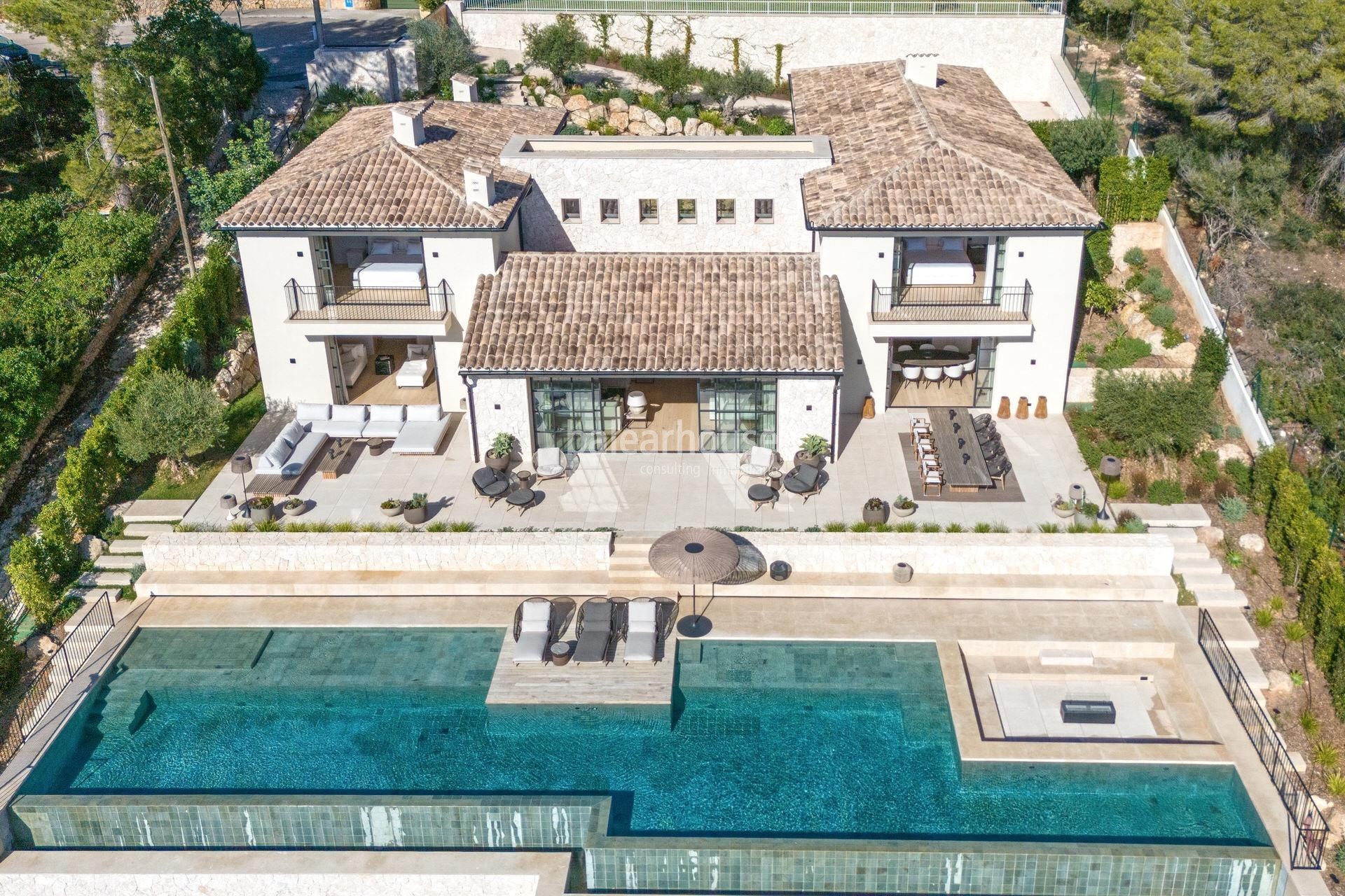 Gran villa de obra nueva con un elegante diseño contemporáneo y vistas deslumbrantes al mar.