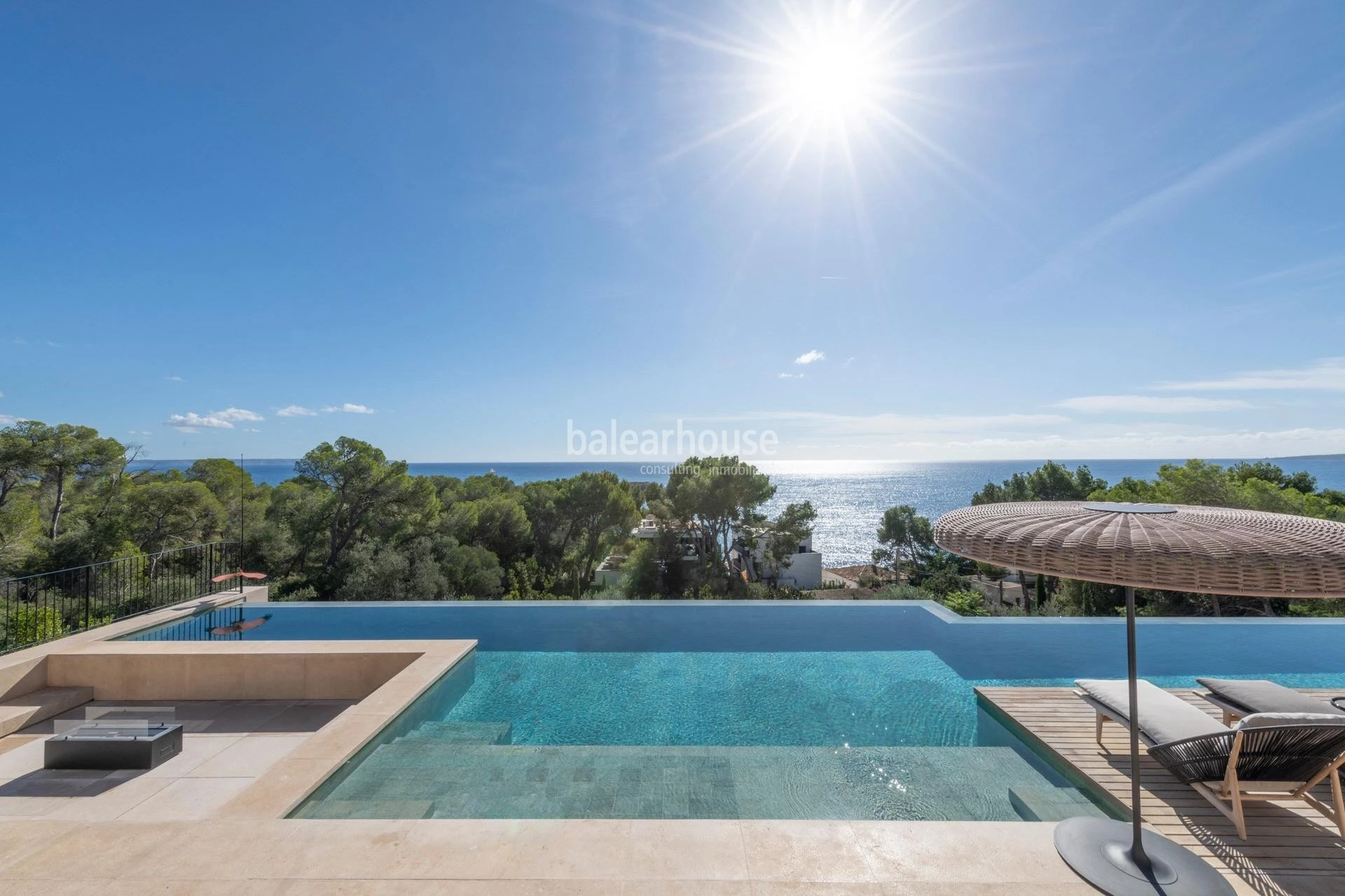 Gran villa de obra nueva con un elegante diseño contemporáneo y vistas deslumbrantes al mar.