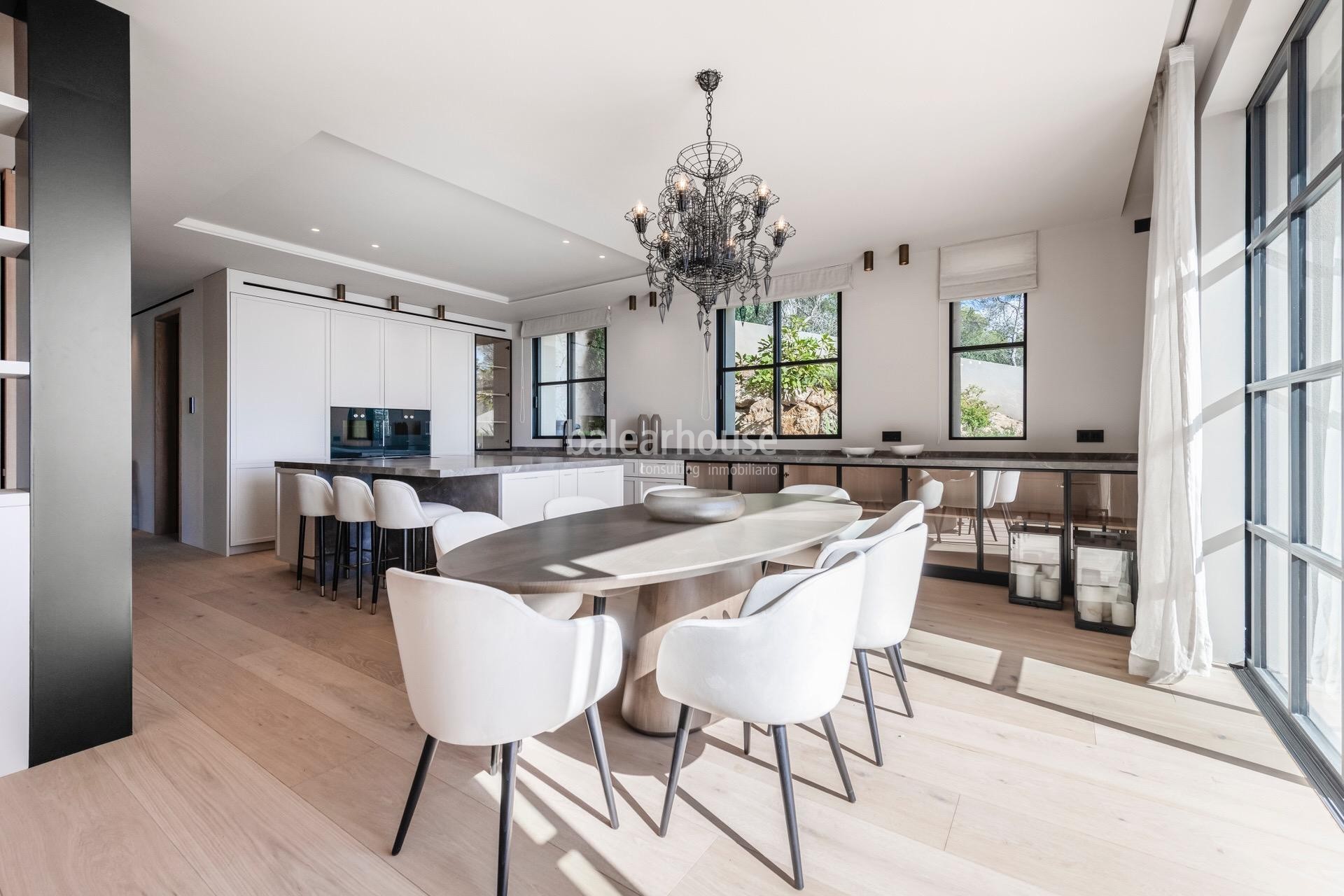 Gran villa de obra nueva con un elegante diseño contemporáneo y vistas deslumbrantes al mar.