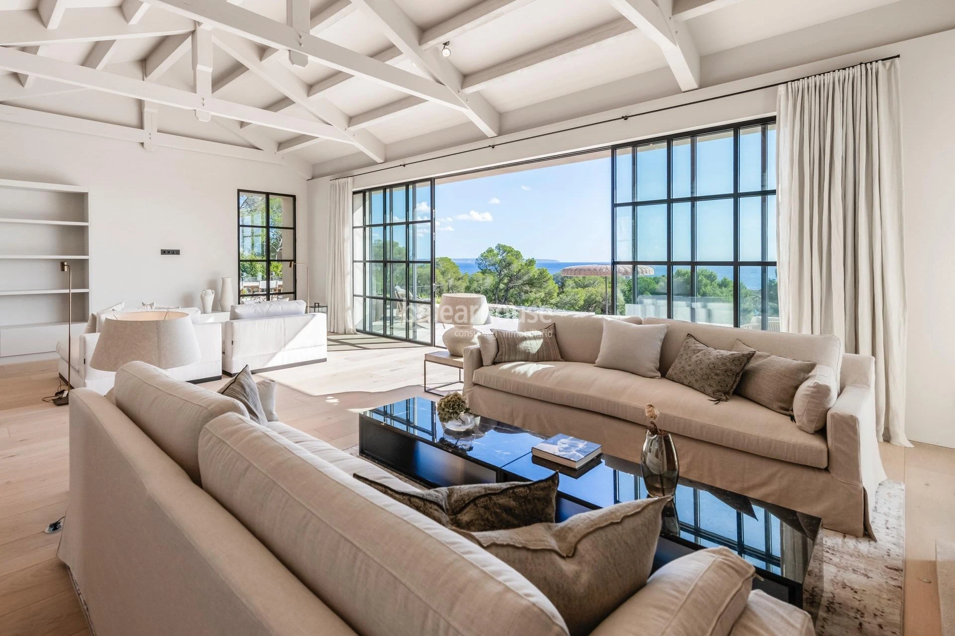 Gran villa de obra nueva con un elegante diseño contemporáneo y vistas deslumbrantes al mar.