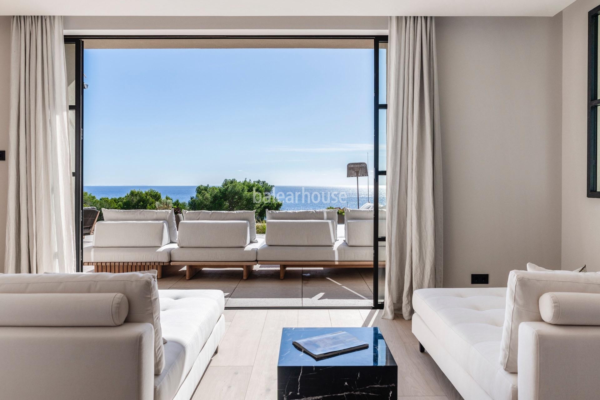 Gran villa de obra nueva con un elegante diseño contemporáneo y vistas deslumbrantes al mar.