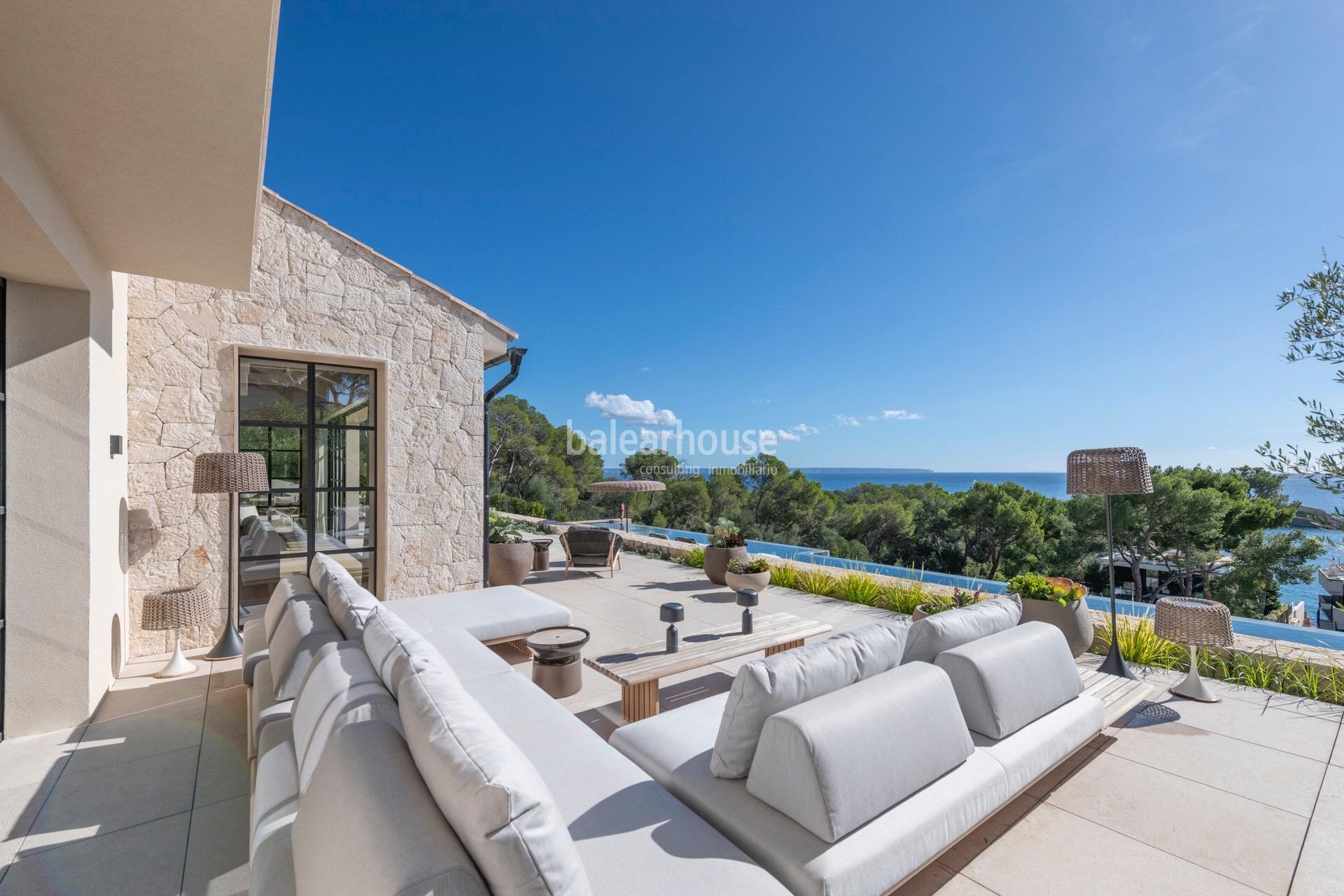 Gran villa de obra nueva con un elegante diseño contemporáneo y vistas deslumbrantes al mar.