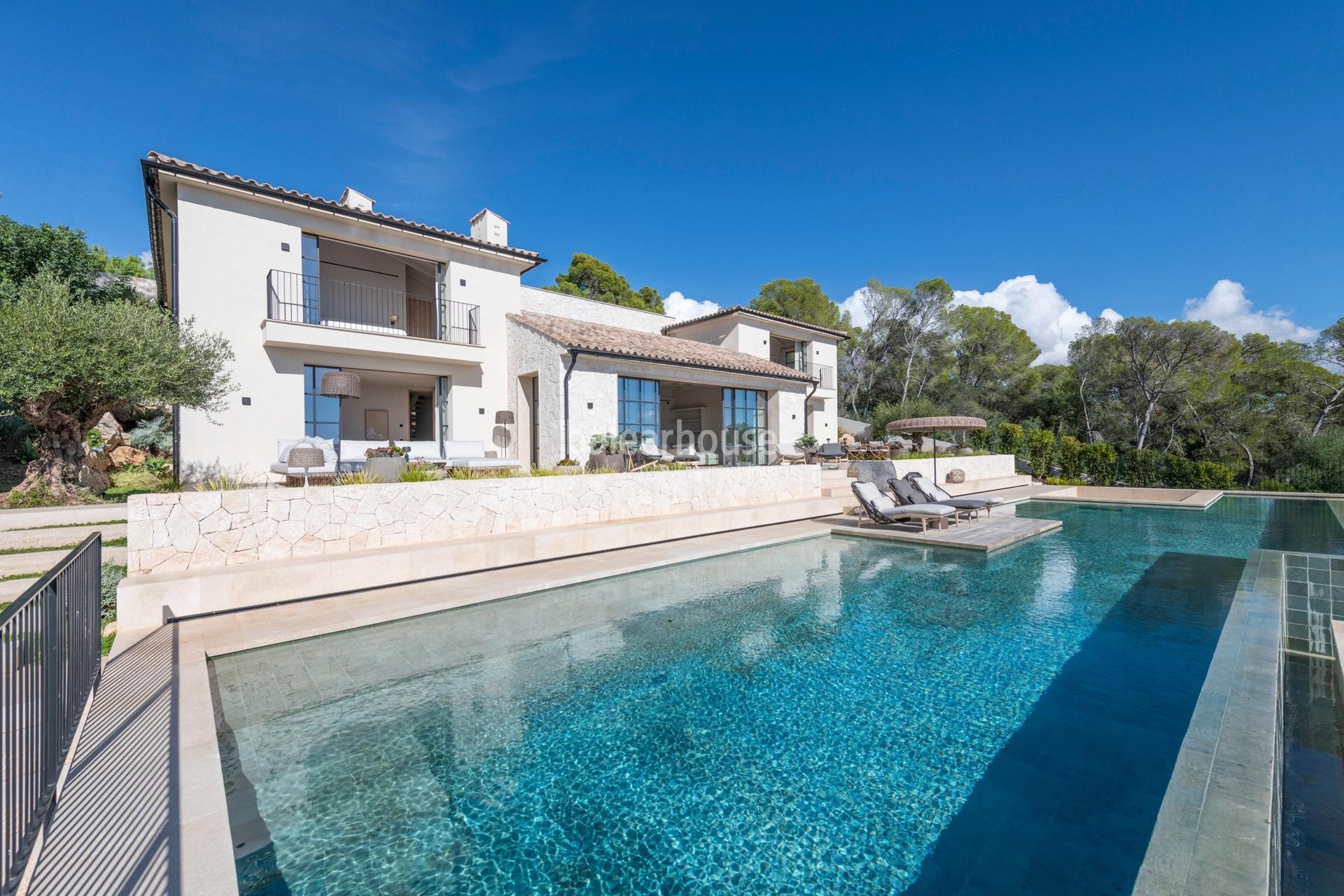 Gran villa de obra nueva con un elegante diseño contemporáneo y vistas deslumbrantes al mar.