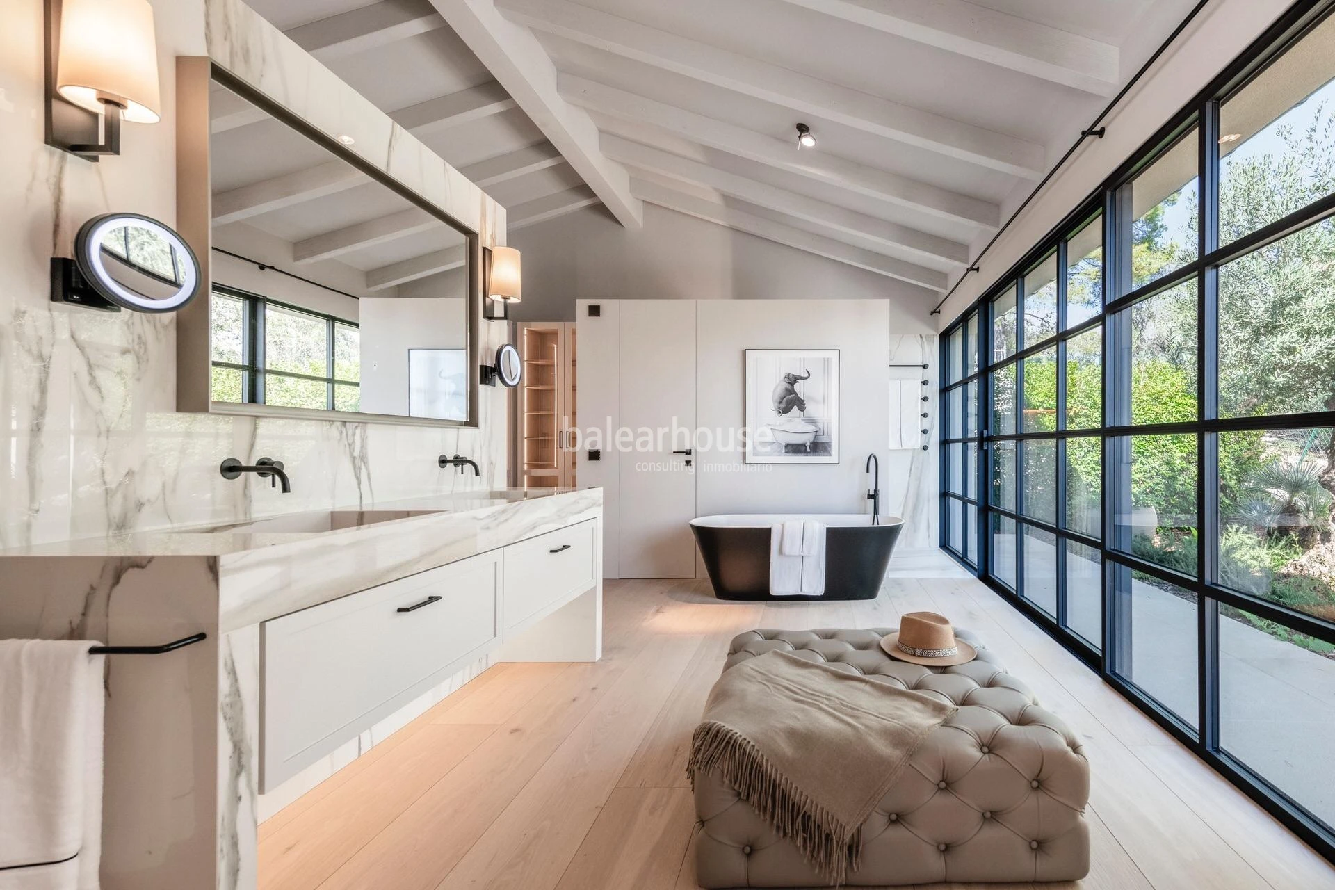 Gran villa de obra nueva con un elegante diseño contemporáneo y vistas deslumbrantes al mar.
