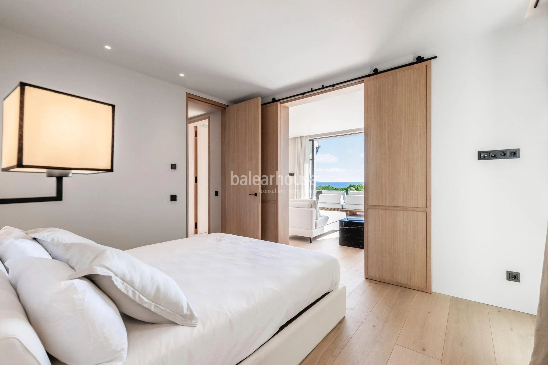 Gran villa de obra nueva con un elegante diseño contemporáneo y vistas deslumbrantes al mar.