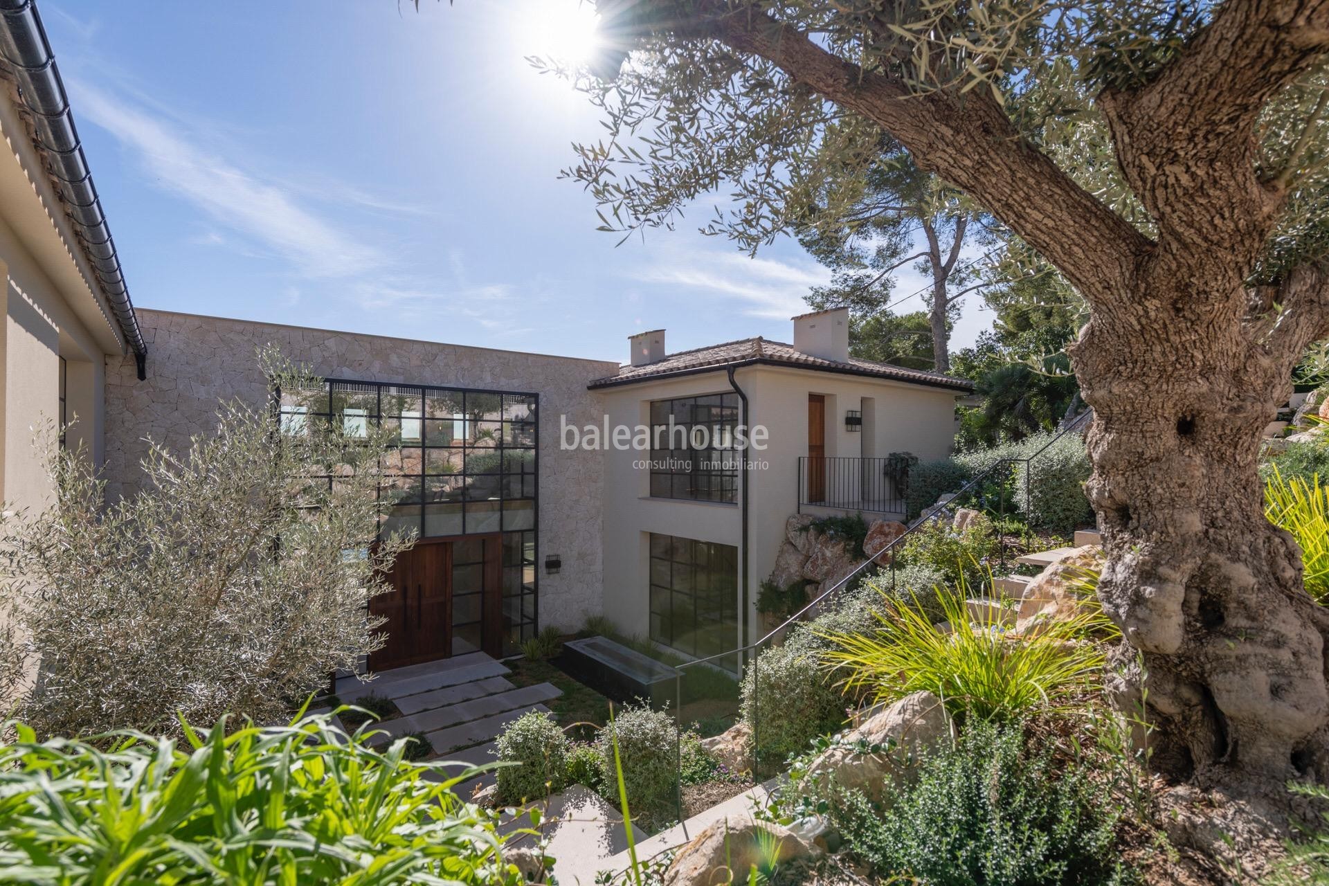 Gran villa de obra nueva con un elegante diseño contemporáneo y vistas deslumbrantes al mar.
