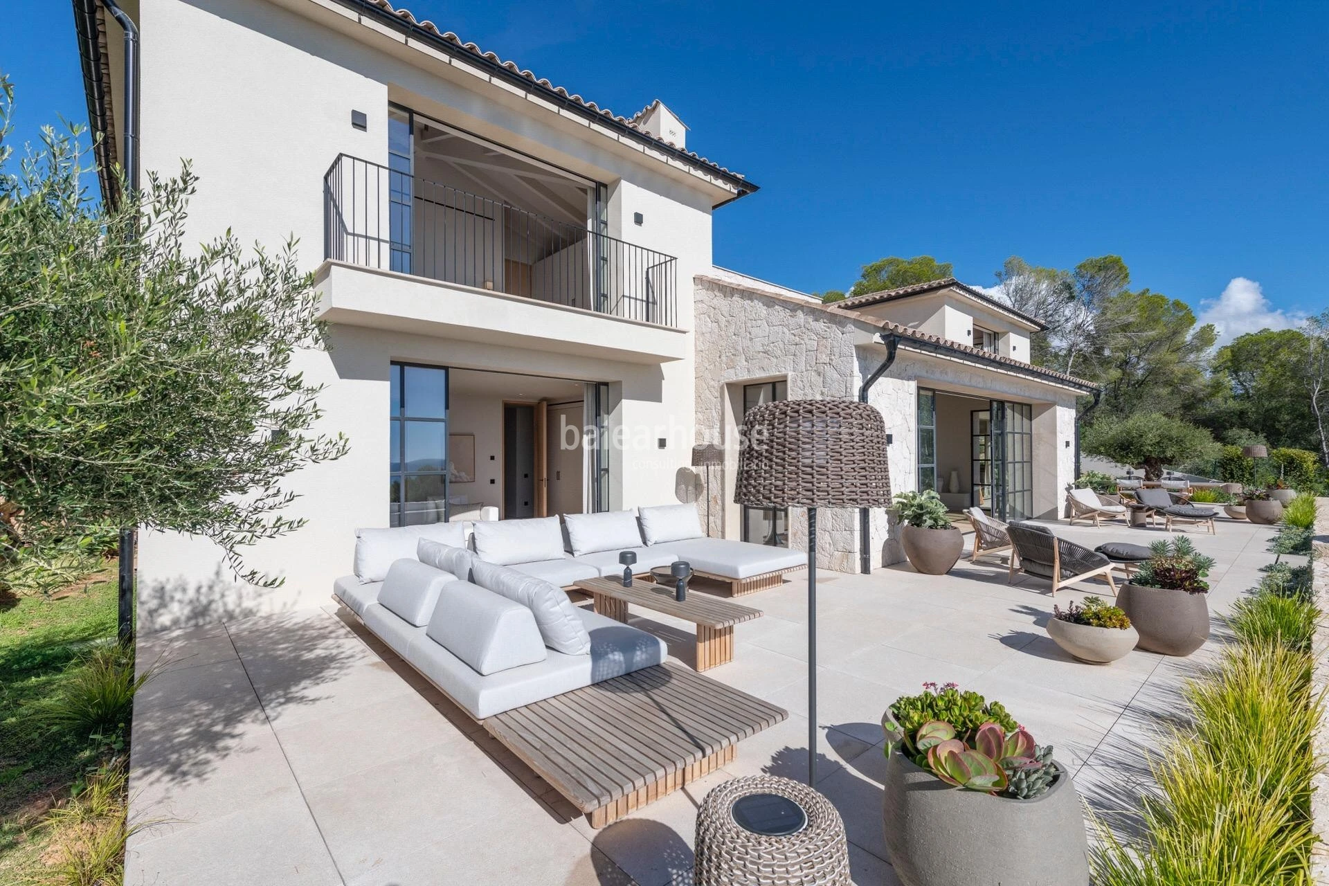 Gran villa de obra nueva con un elegante diseño contemporáneo y vistas deslumbrantes al mar.
