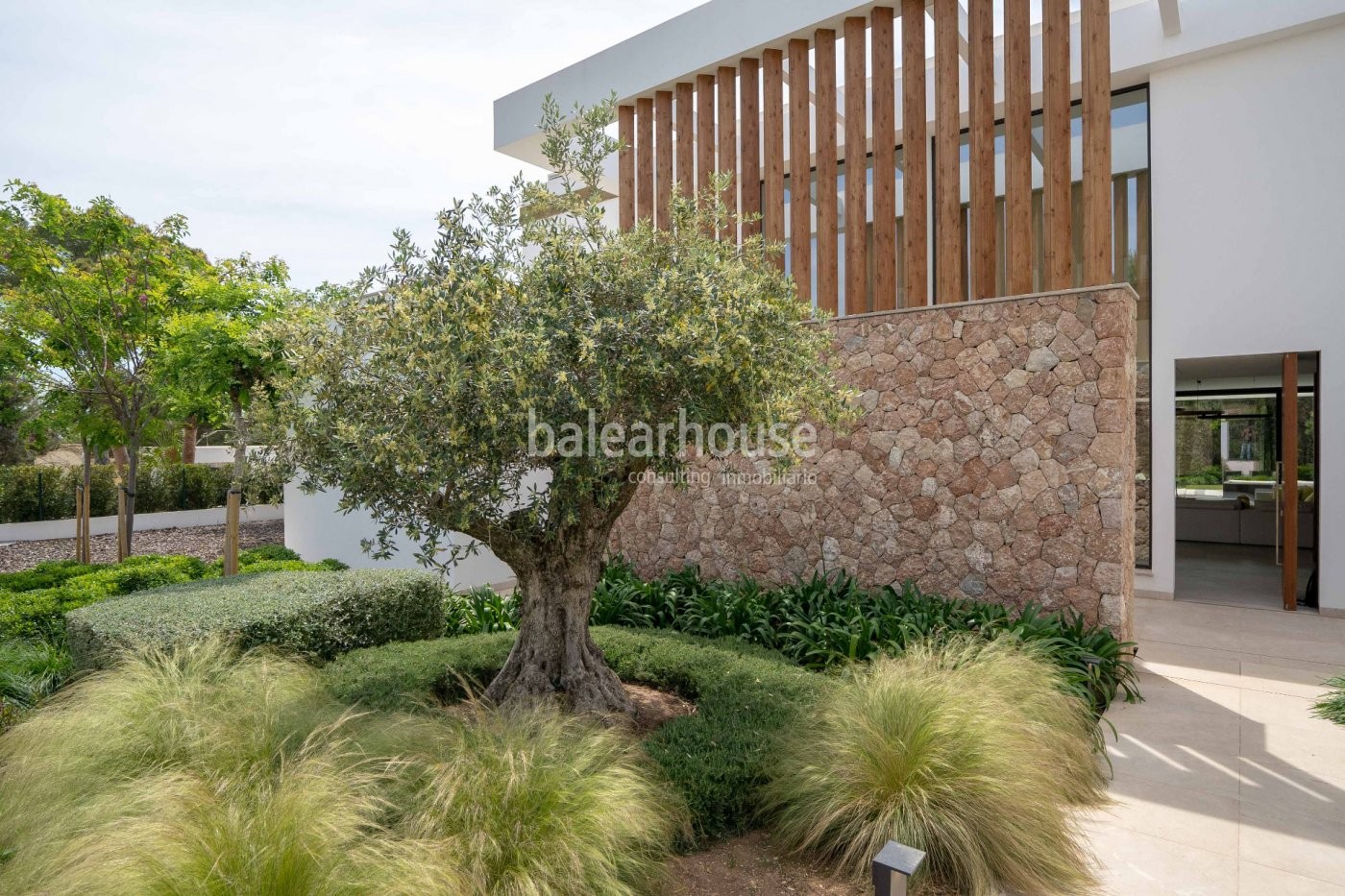 Spectacular contemporary  design for this luxury villa in beautiful Santa Ponsa