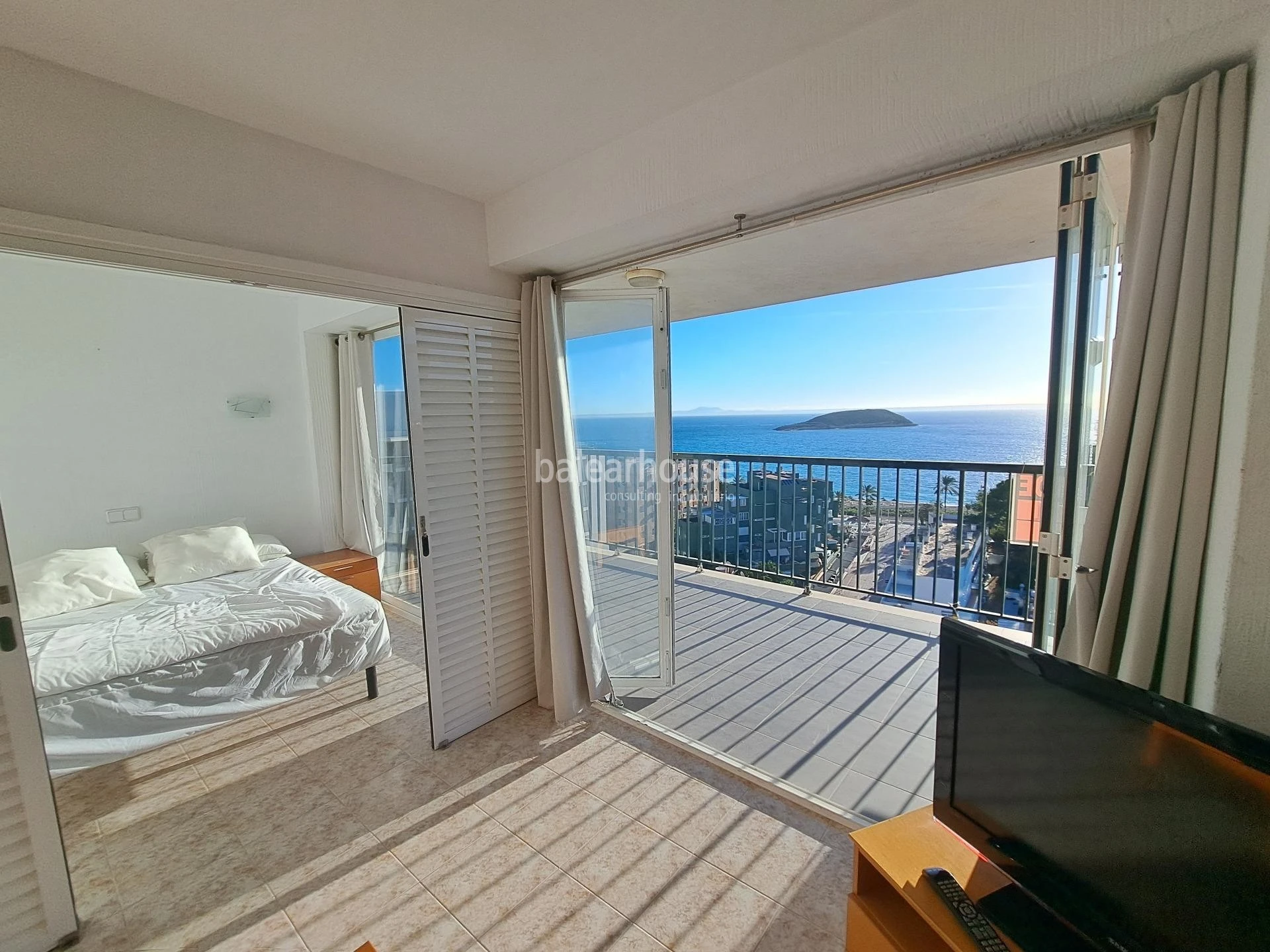Apartamento con terraza y  preciosas vistas al mar a pocos pasos de la playa