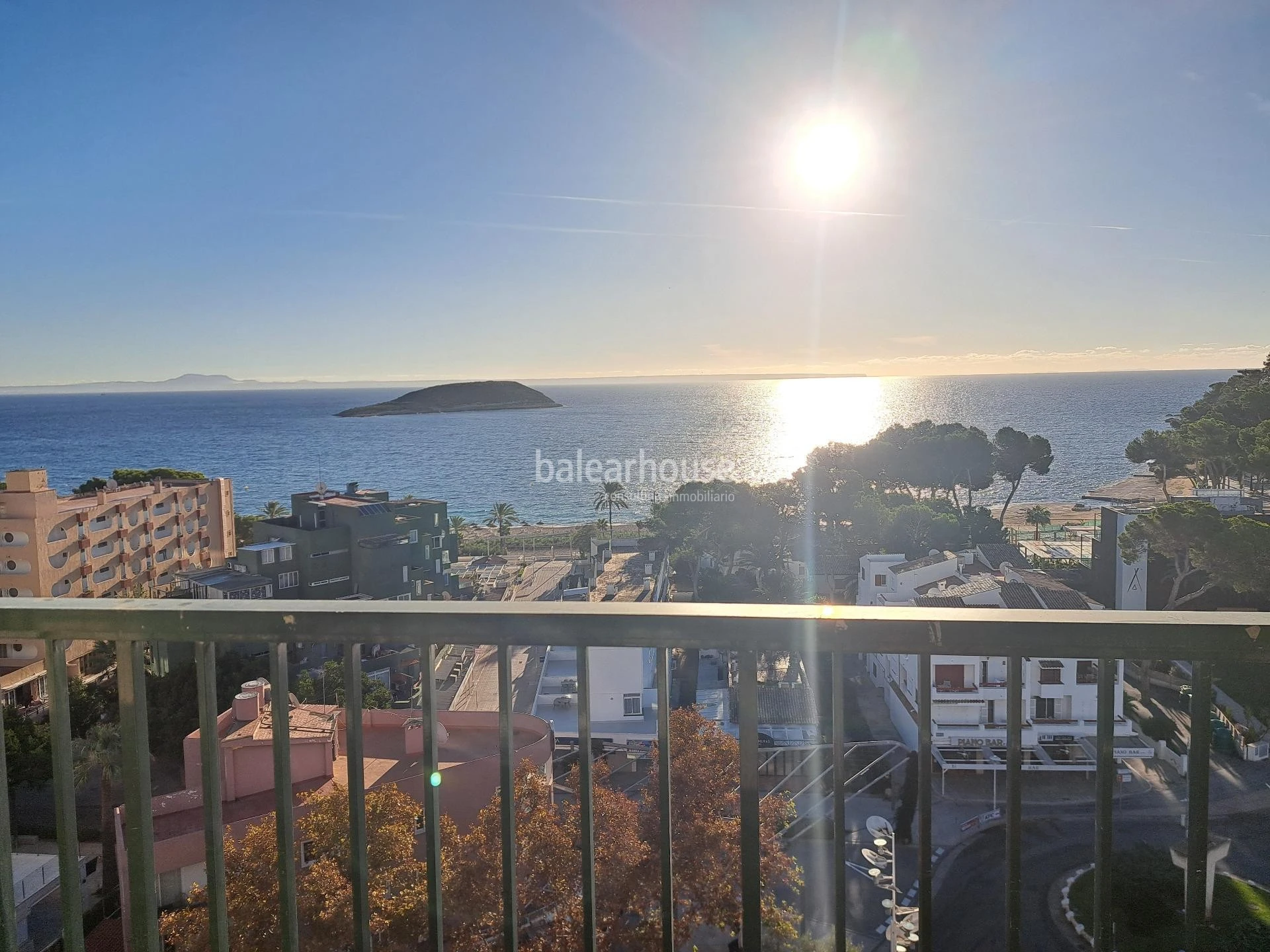 Apartamento con terraza y  preciosas vistas al mar a pocos pasos de la playa