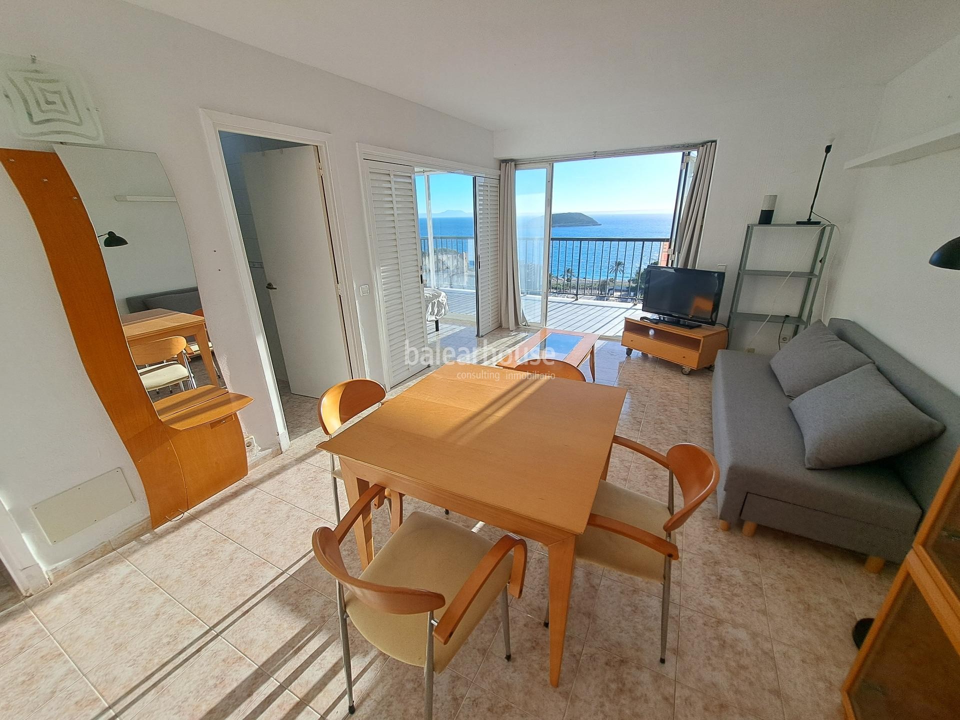 Apartment mit Terrasse und  wunderschönem Meerblick, nur wenige Schritte vom Strand entfernt