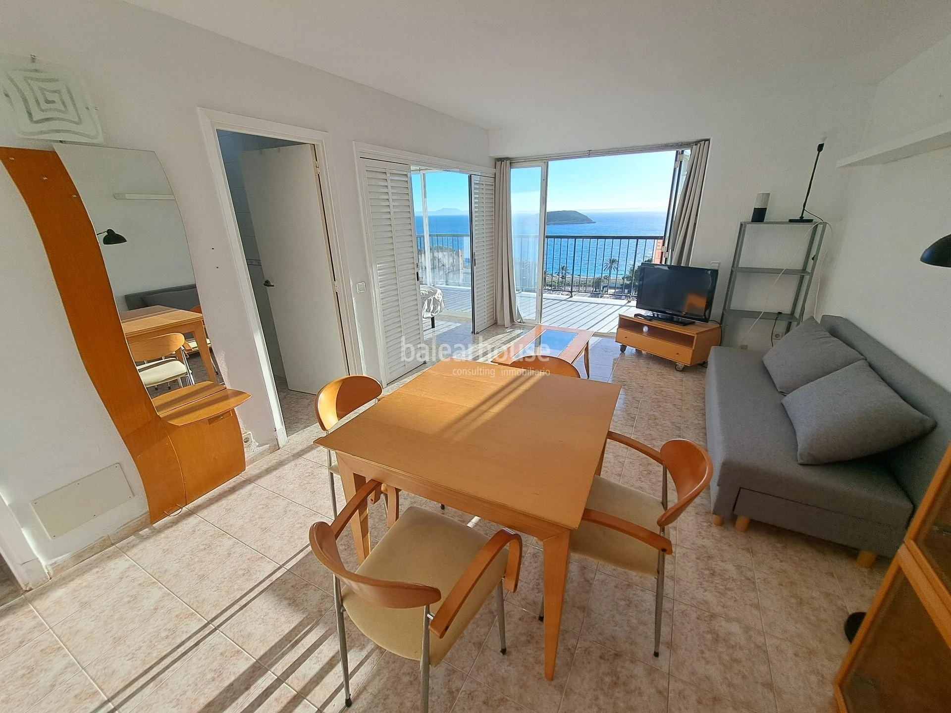 Apartamento con terraza y  preciosas vistas al mar a pocos pasos de la playa