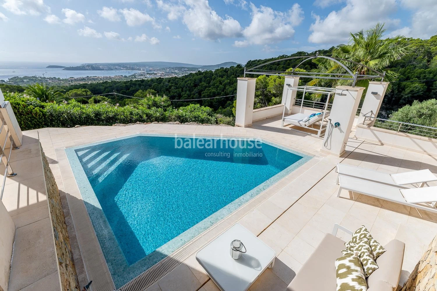 Villa de estilo mediterráneo con preciosas vistas al mar y puestas de sol en Costa den Blanes